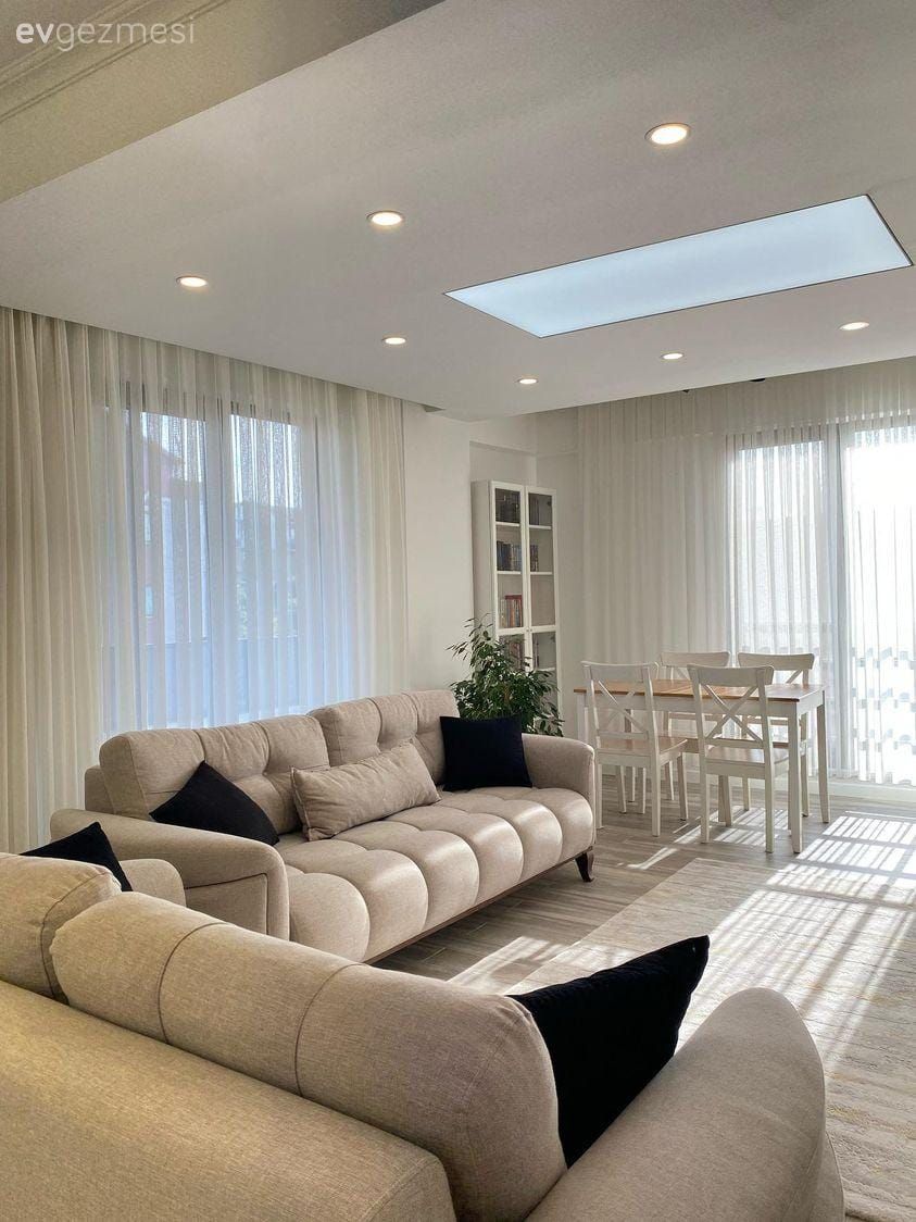 Salon, İskandinav, Krem, Bej, Siyah, Koltuk takımı, Kırlent, Ev tekstili, Tül perde, Perde, Sandalye, Yemek masası, Spot aydınlatma, Aydınlatma, Halı, Salon halısı, Ev bitkisi, Saksı