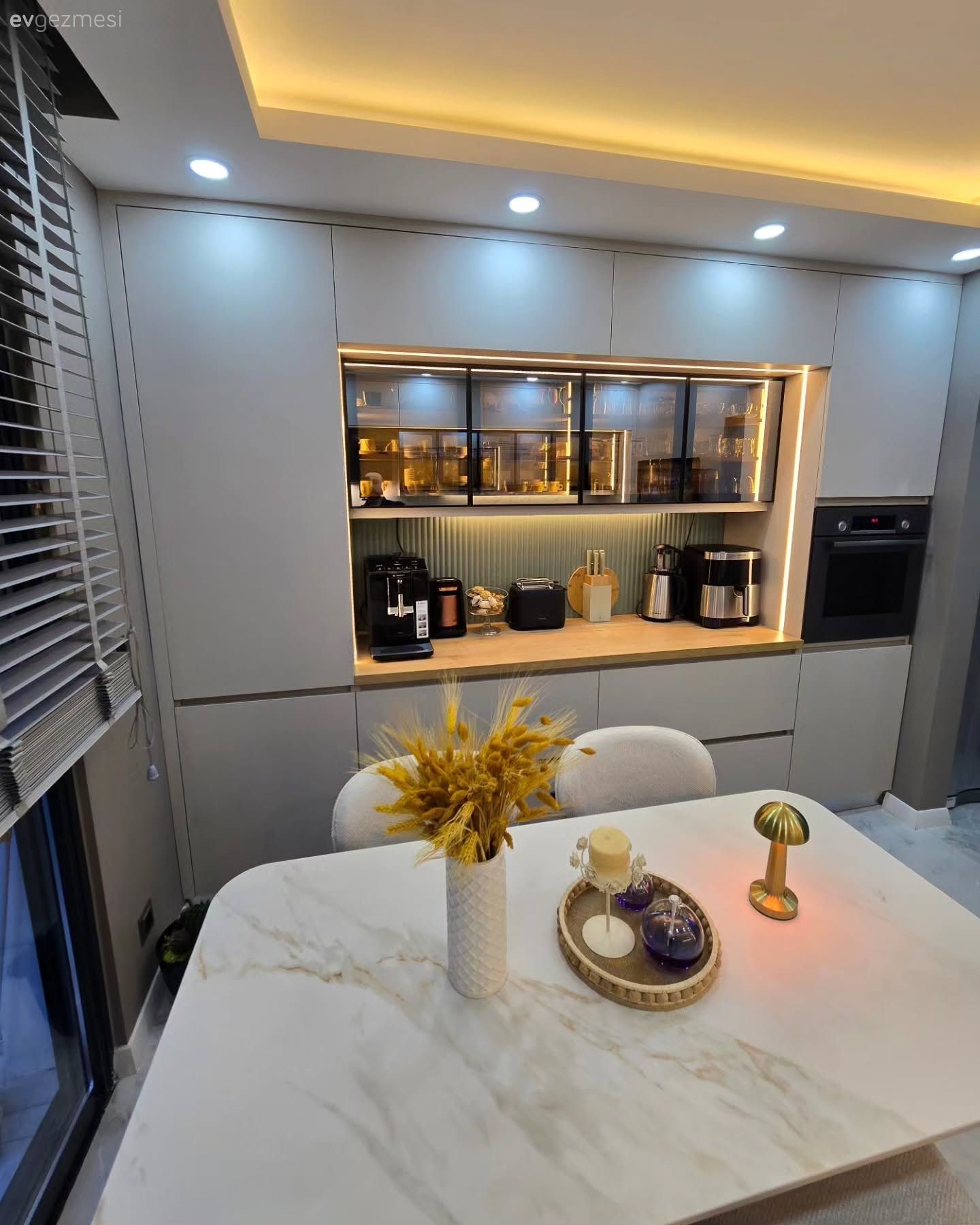 Koridor Tipi Bu Modern Mutfağın Cazibe Noktası Cam Kapaklar