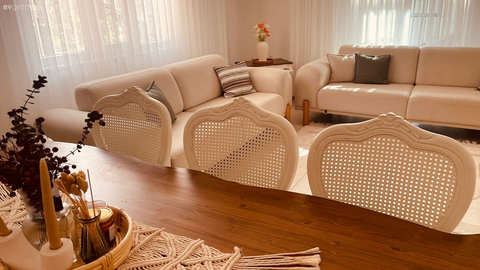 Salon, Modern, Beyaz, Krem, Bej, Koltuk takımı, Tv ünitesi, Tv ünitesi aksesuarları, Ev Aksesuar, Sandalye, Country, Yemek masası, Konsol, Konsol üzeri dekoratif objeleri, Dekoratif Objeler