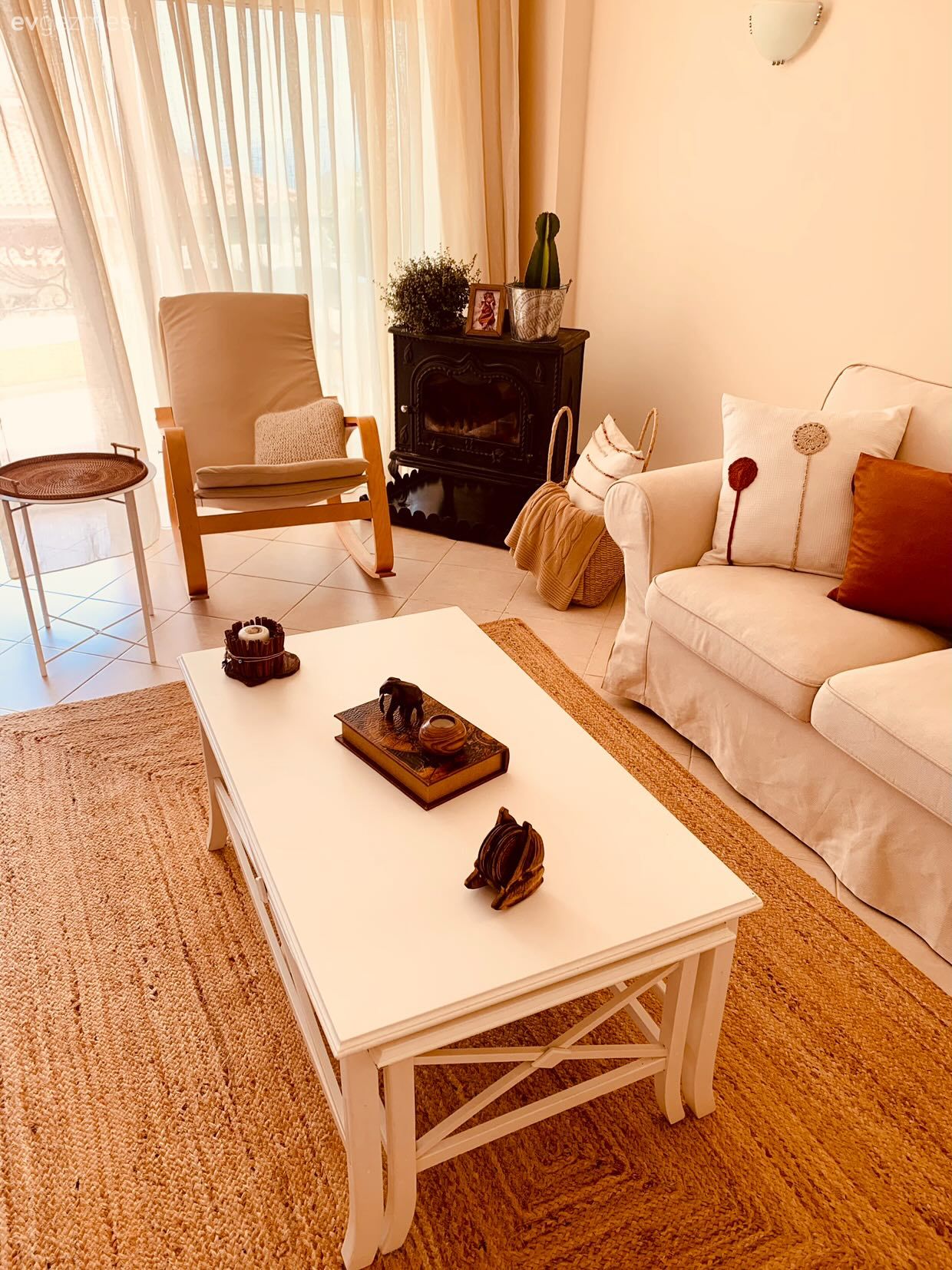 Salon, Bohem Dekorasyon, Beyaz, Krem, Bej, Makrome, Koltuk takımı, Orta sehpa, Sehpa, Jüt halı, Halı, Kırlent, Ev tekstili, Ev bitkisi, Sandalye, Yemek masası, Berjer