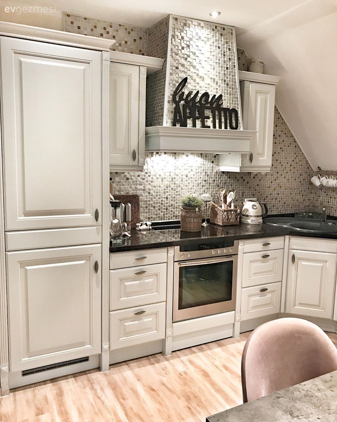 Mutfak, Beyaz mutfak, Shaker kapaklı dolaplar, Mutfak tezgahı, Mutfak tezgah arası, Davlumbaz, Ankastre, Siyah tezgah, Tezgah arası seramik, Mutfak aksesuarları, Dubleks evler, Parke, Amerikan Mutfak