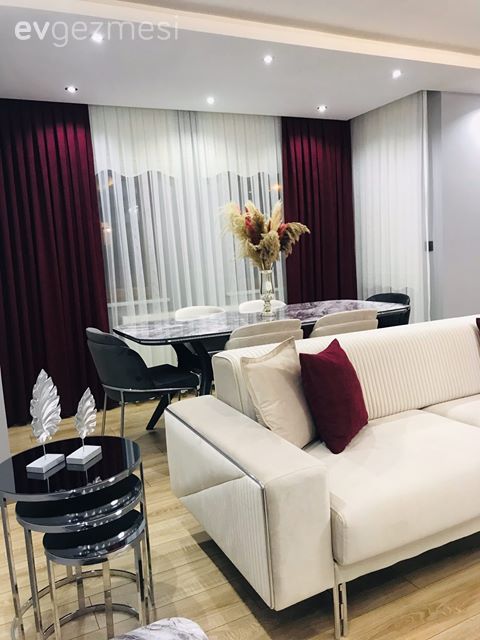 Salon, Bordo, Siyah, Krem, Koltuk takımı, Berjer, Fon perde, Perde, Tül perde, Halı, Salon halısı, Orta sehpa, Sehpa, Aydınlatma, Yan sehpa, Spot aydınlatma, Yemek masası, Sandalye, Vazo, Ev Aksesuar, Çiçekler