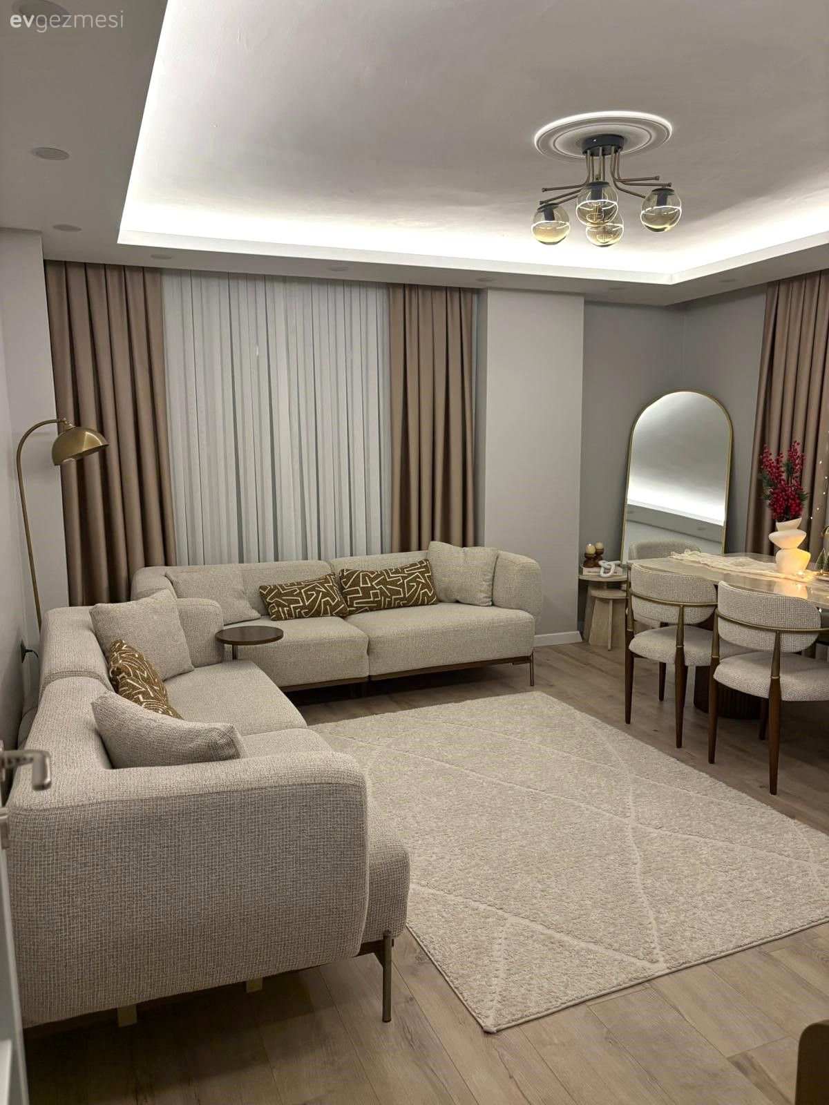 Salon, Modern, Krem, Bej, Kahverengi, Fon perde, Perde, Tül perde, Koltuk takımı, Halı, Salon halısı, Sandalye, Yemek masası, Boy aynası, Ayna, Avize, Aydınlatma, Salon avizesi