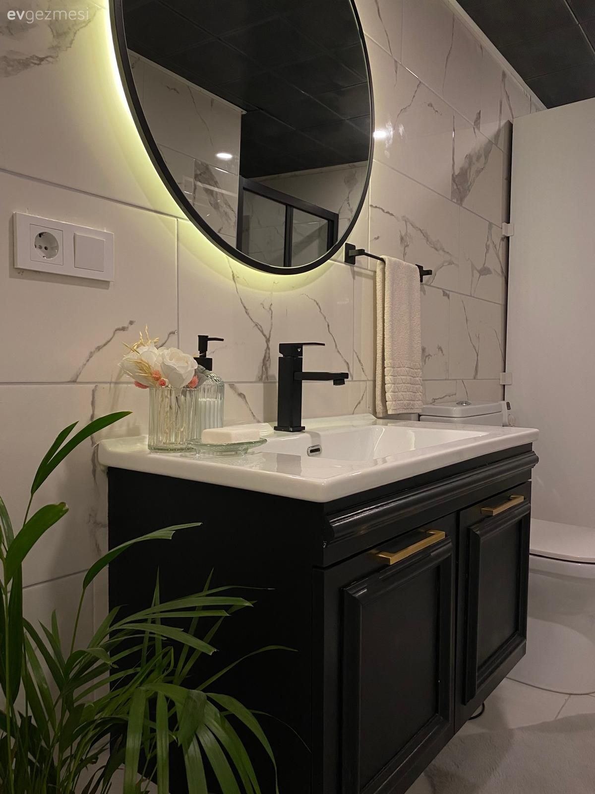 Banyo, Beyaz, Banyo dolabı, Siyah, Banyo aksesuarları, Banyo seramikleri, Led aydınlatma, Aydınlatma, Ev bitkisi, Banyo aynası