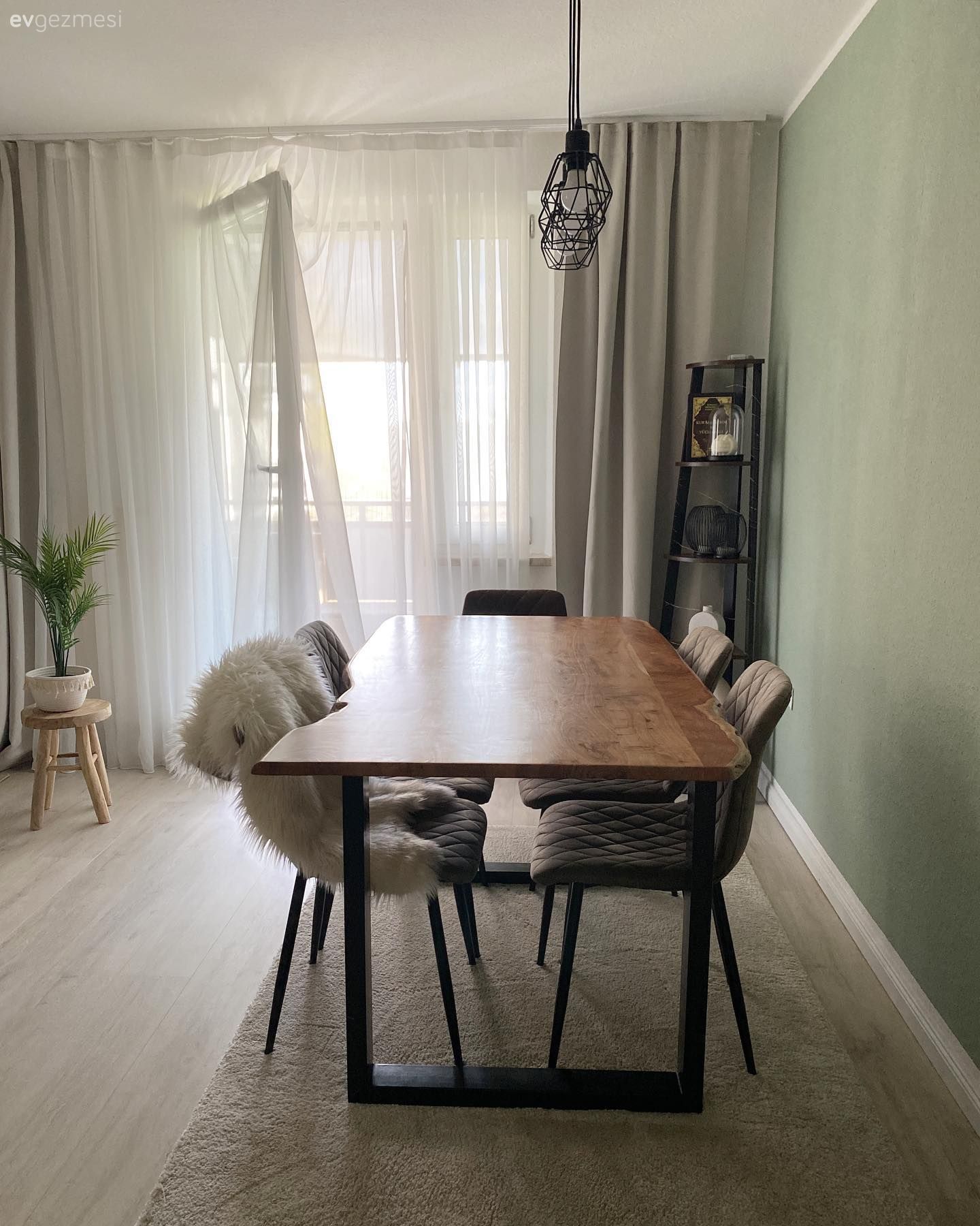 Ev Sıcaklığını Yansıtmak İsteyen Bu Dekor Donuk Görüntüye Karşı!