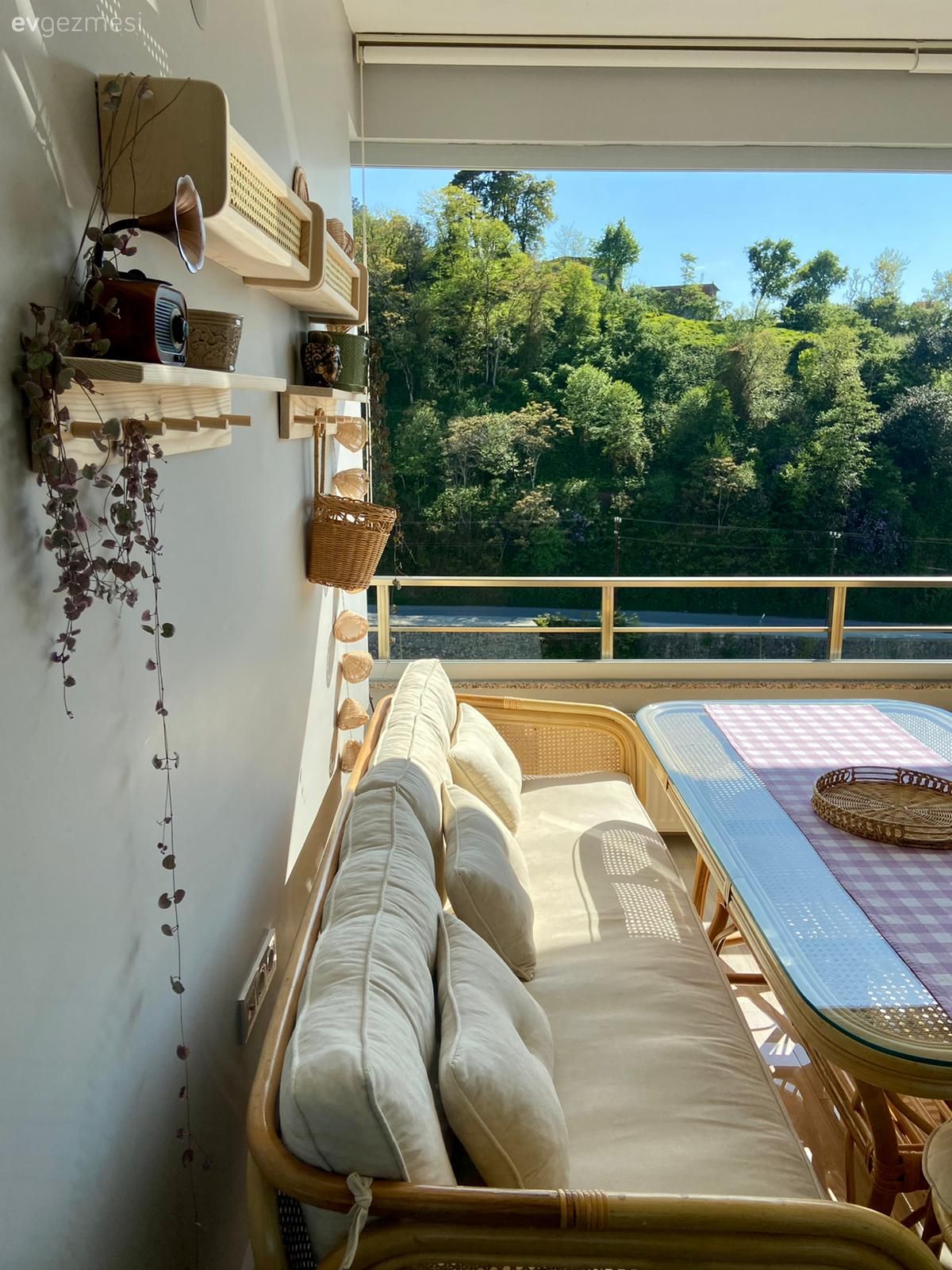 Balkon, Bohem Dekorasyon, Beyaz, Ahşap Mobilya, Hasır, Balkon oturma grubu, Balkon masası, Balkon duvar dekorasyonu, Balkon avizesi, Zemin seramikleri, Krem, Bej