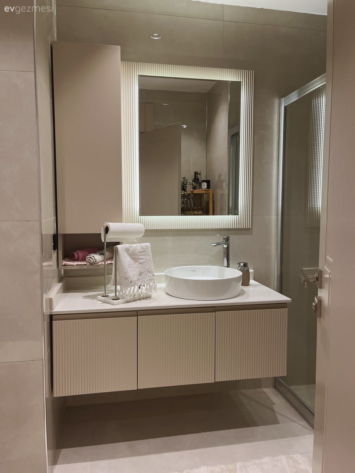 Banyo, Modern banyo, Modern, Bej, Vizon, Beyaz, Banyo dolabı, Banyo aynası, Banyo lavabosu, Banyo bataryası