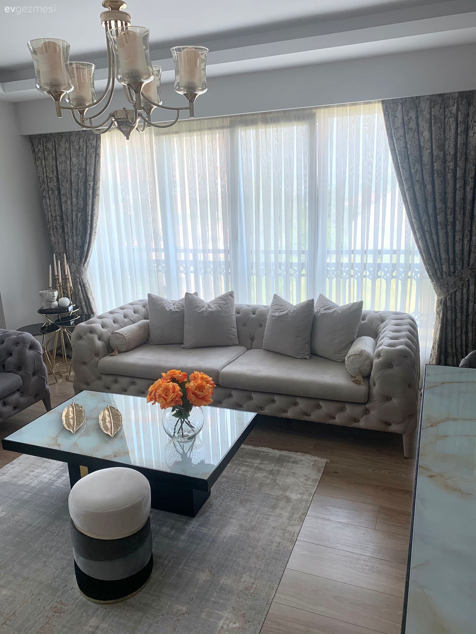 Salon, Modern, Gri, Beyaz, Siyah, Bej, Modern chesterfield, Art deko, Orta sehpa, Sehpa, Puf, Halı, Salon halısı, Tül perde, Perde, Fon perde, Ev bitkisi, Avize, Aydınlatma, Salon avizesi, Ev Aksesuar, Vazo