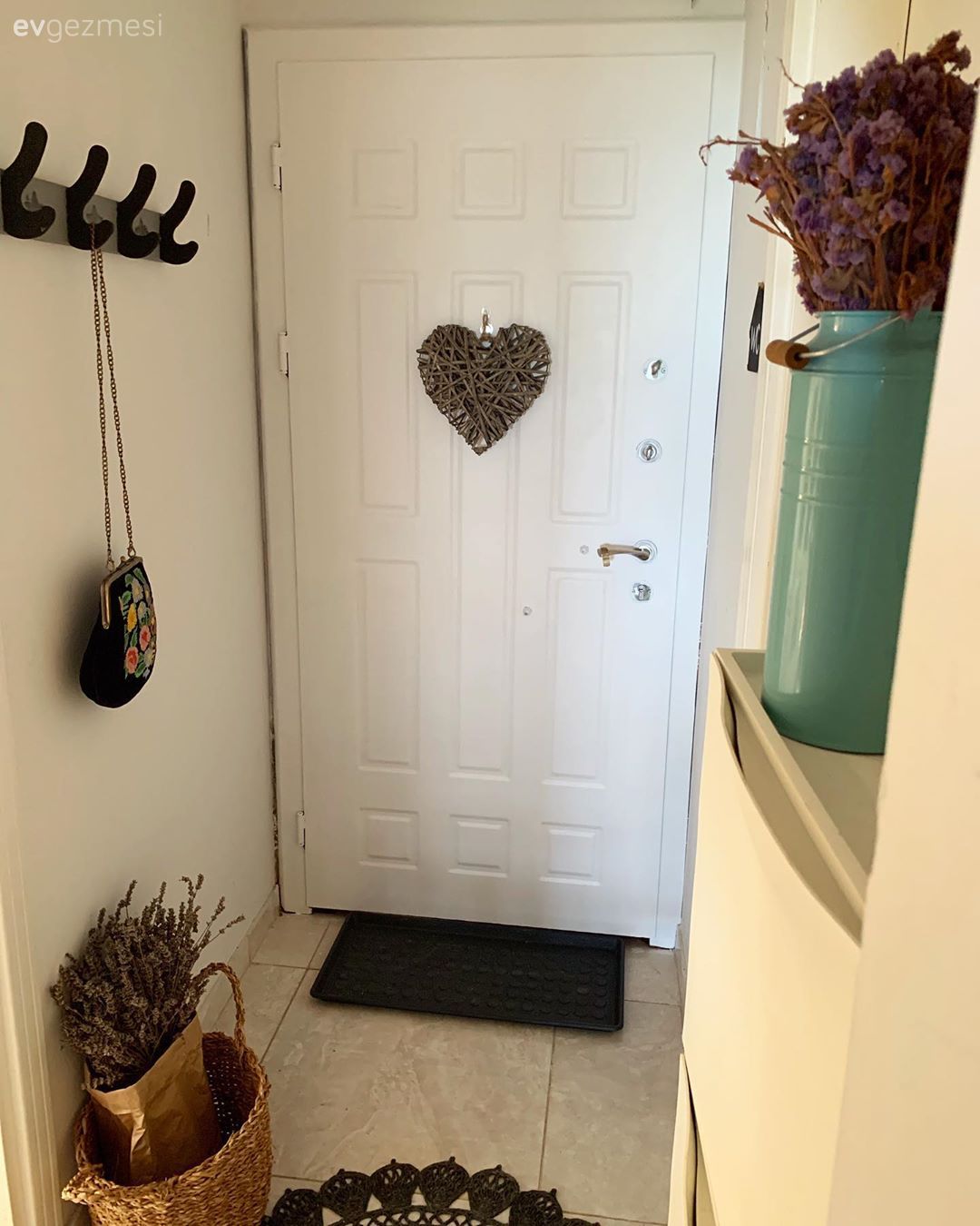 Bu Keyifli Evin İçindeki Mobilyalar Boyanmadan Duramıyor