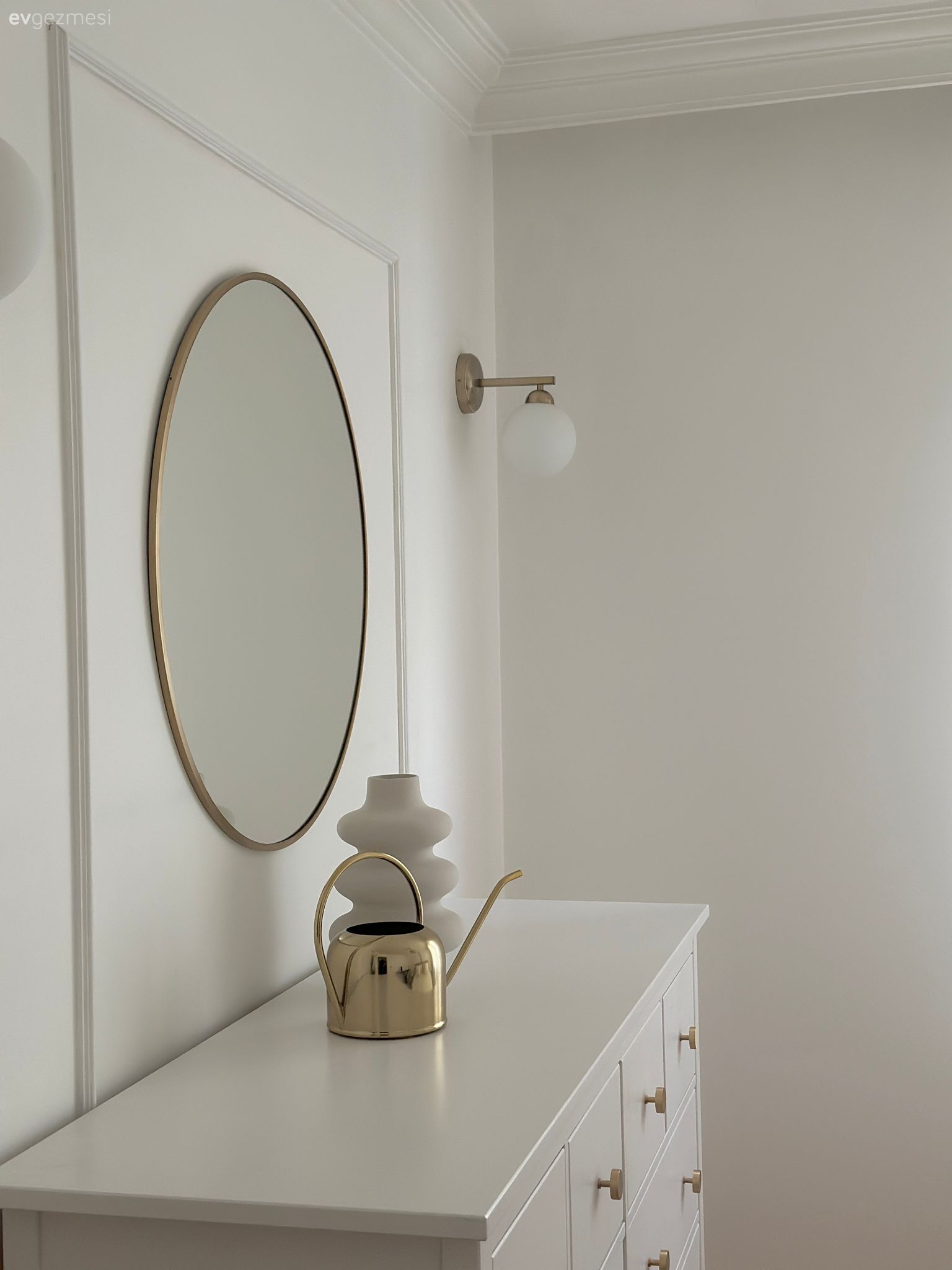 Açık Kolonu Olan Bu Salonda Beyaza Çok İş Düşmüş