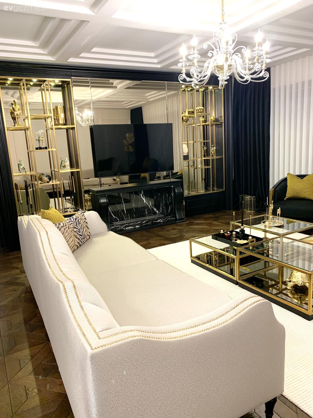 Salon, Art deko, Beyaz, Siyah, Altın, Koltuk takımı, Orta sehpa, Sehpa, Dekoratif Objeler, Tv ünitesi, Tv ünitesi aksesuarları, Ev Aksesuar, Avize, Aydınlatma, Duvar çıtalama