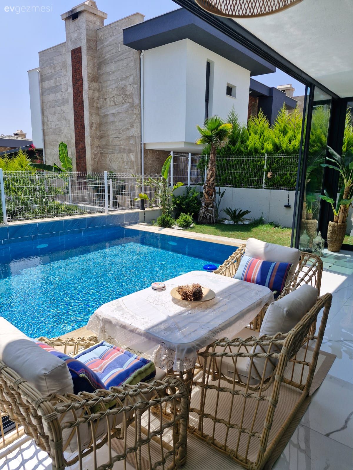 Bu Kuşadası Villasında Havuzlu Bahçenin Cazibesi Yüksek