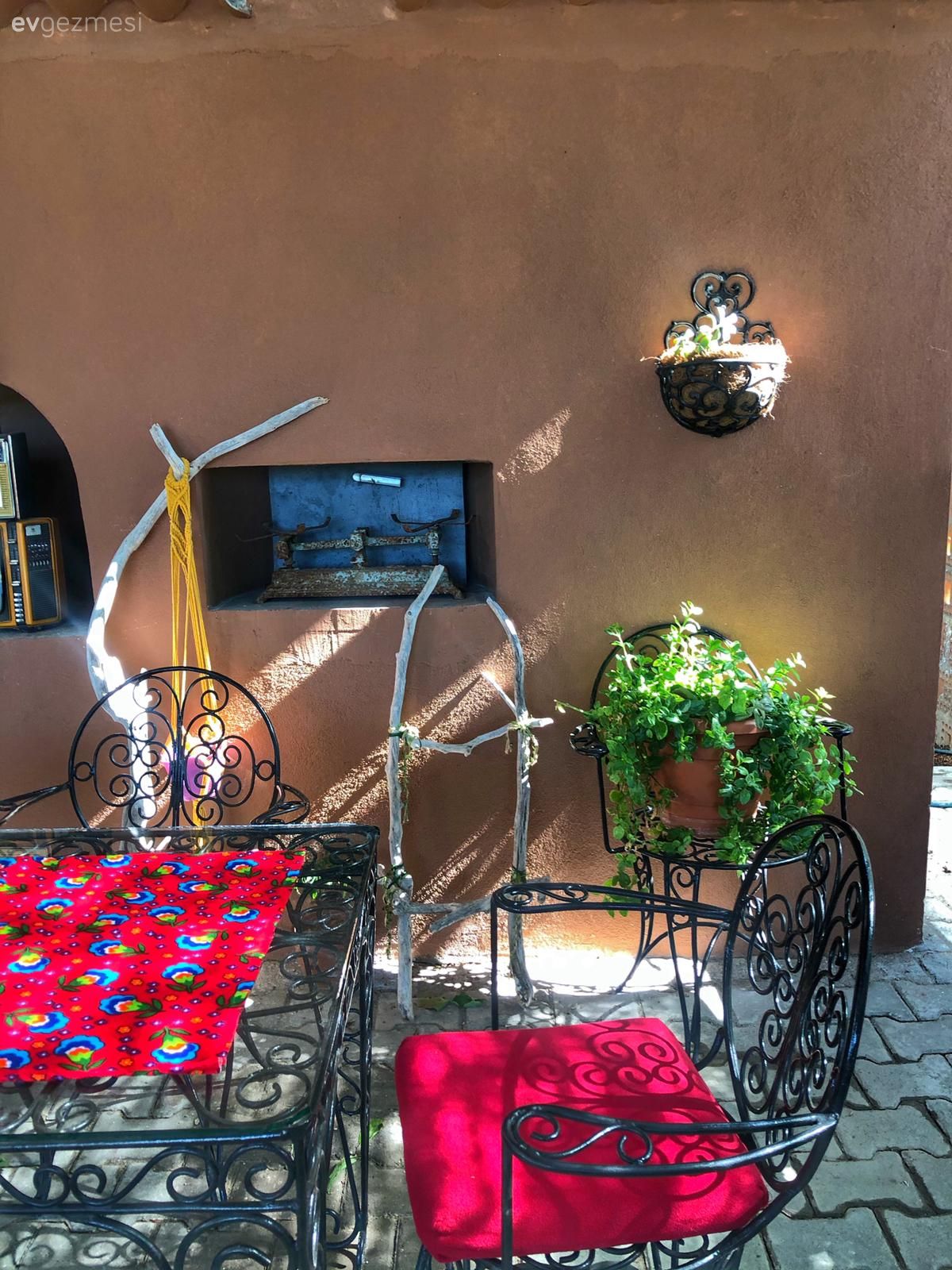 Mutfak masası, Sandalye, Kırmızı, Siyah, Ferforje, Ev bitkisi, Duvar Nişleri, Çiçekli desen, Desenler