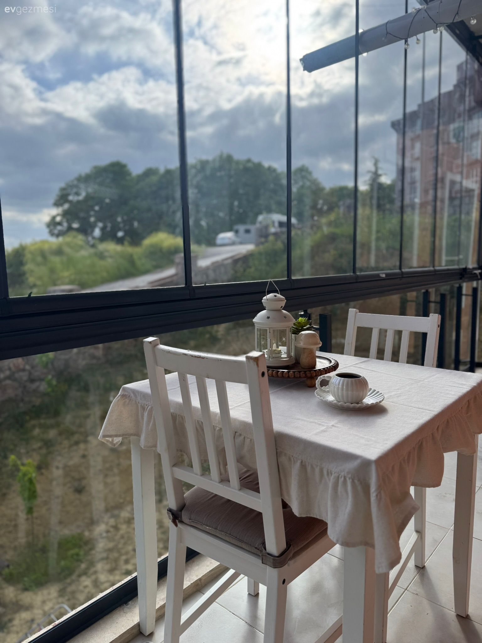 Kapalı balkon, Cam balkon, Balkon masası, Sandalye, Beyaz