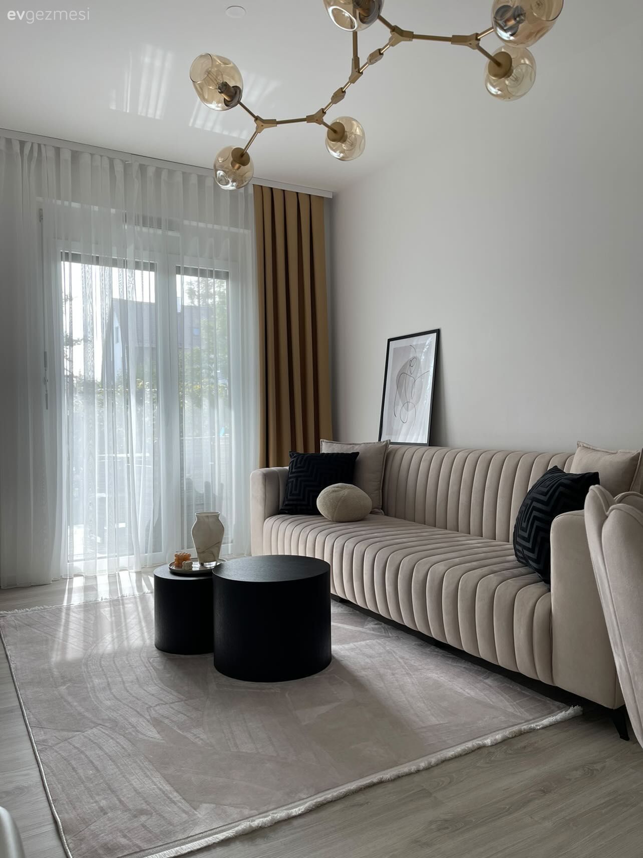 Salon, Modern, Hardal, Beyaz, Fon perde, Perde, Koltuk takımı, Siyah, Orta sehpa, Sehpa, Halı, Salon halısı, Kırlent, Ev tekstili, Avize, Aydınlatma, Salon avizesi, Parke