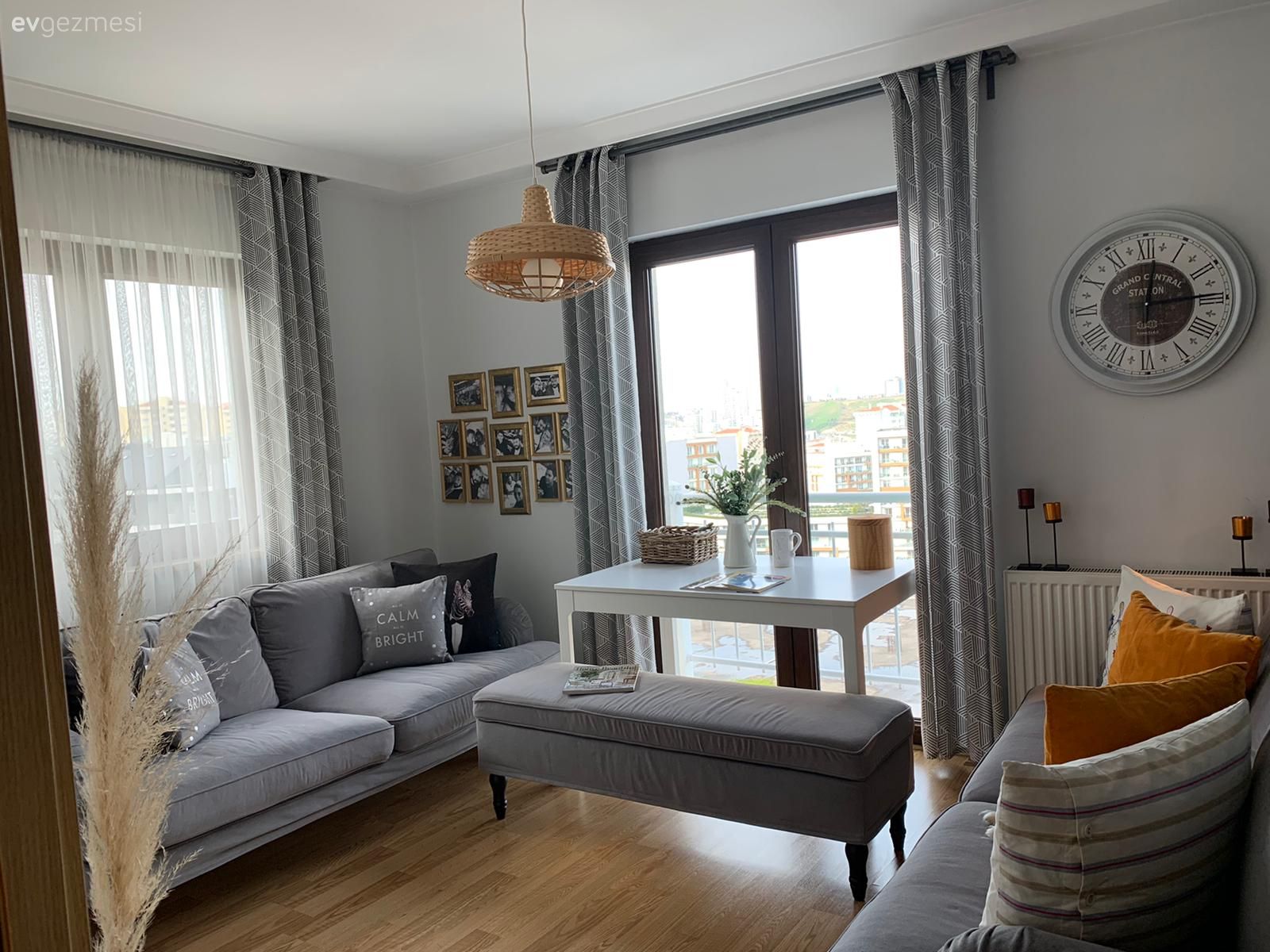 Oturma Odası, Gri, Beyaz, Hardal, Koltuk takımı, Gri koltuk, Bank, Kırlent, Ev tekstili, Fon perde, Perde