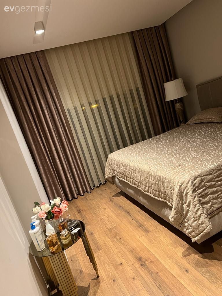 Yatak Odası, Kahverengi, Krem, Fon perde, Perde, Tül perde, Yatak örtüsü, Abajur, Aydınlatma, Yan sehpa, Sehpa, Altın