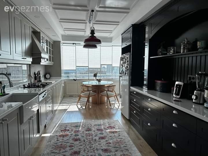 Bu Adana Mutfağında Gri ve Siyahın Uyumuna Kırmızı Vurgusu Katılmış!