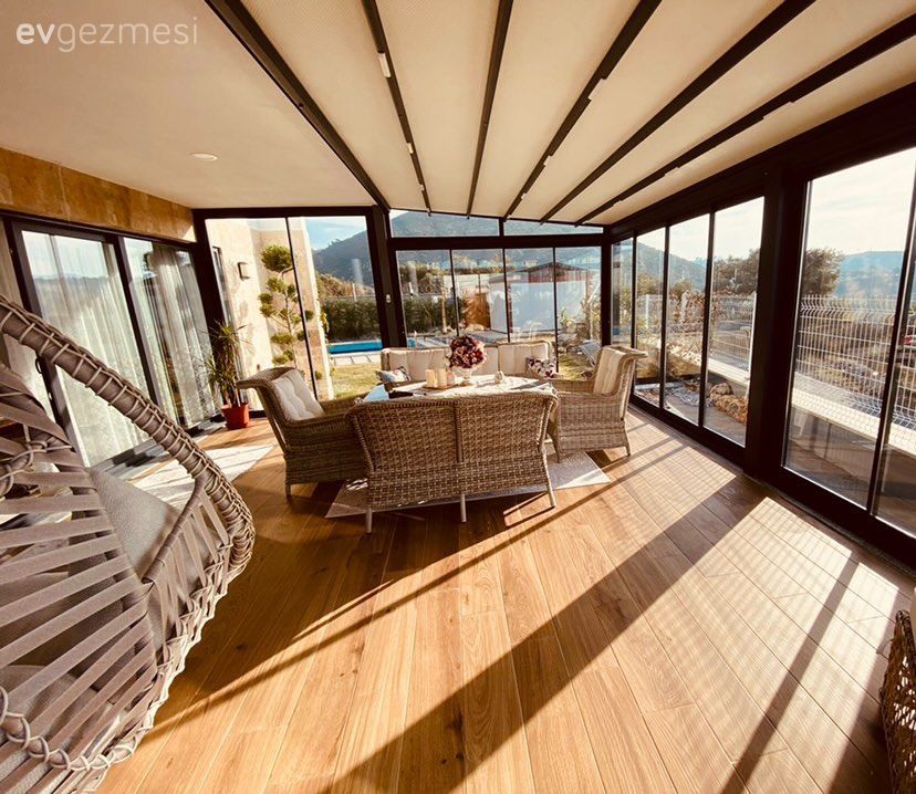 Kuşadası'ndaki Bu Müstakil Evde Duvarlar Az Pencereler Çok!