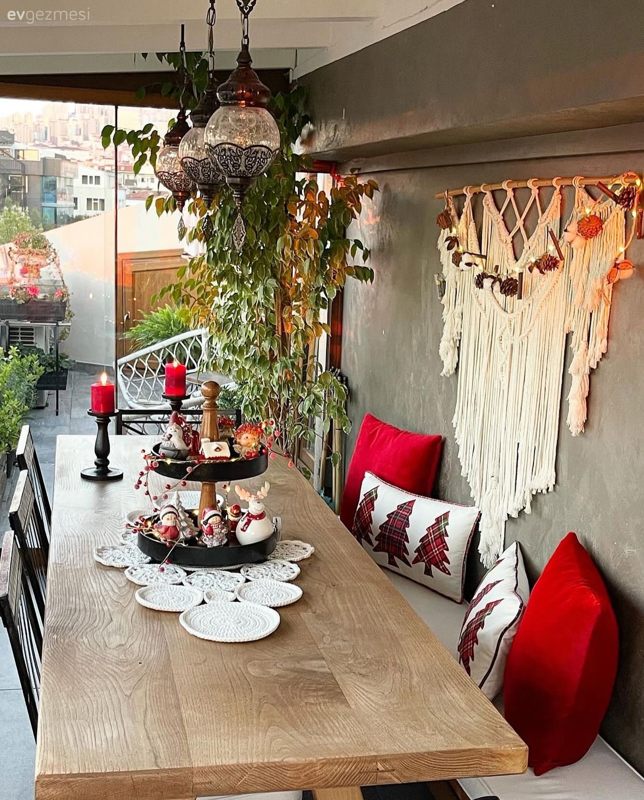 Kış bahçesi, Kırmızı, Yılbaşı dekorasyonu, Makrome, Yemek masası, Masif ahşap, Sandalye, Avize, Aydınlatma, Balkon avizesi, Dekoratif Objeler, Kırlent, Ev tekstili, Yeşil, Beyaz