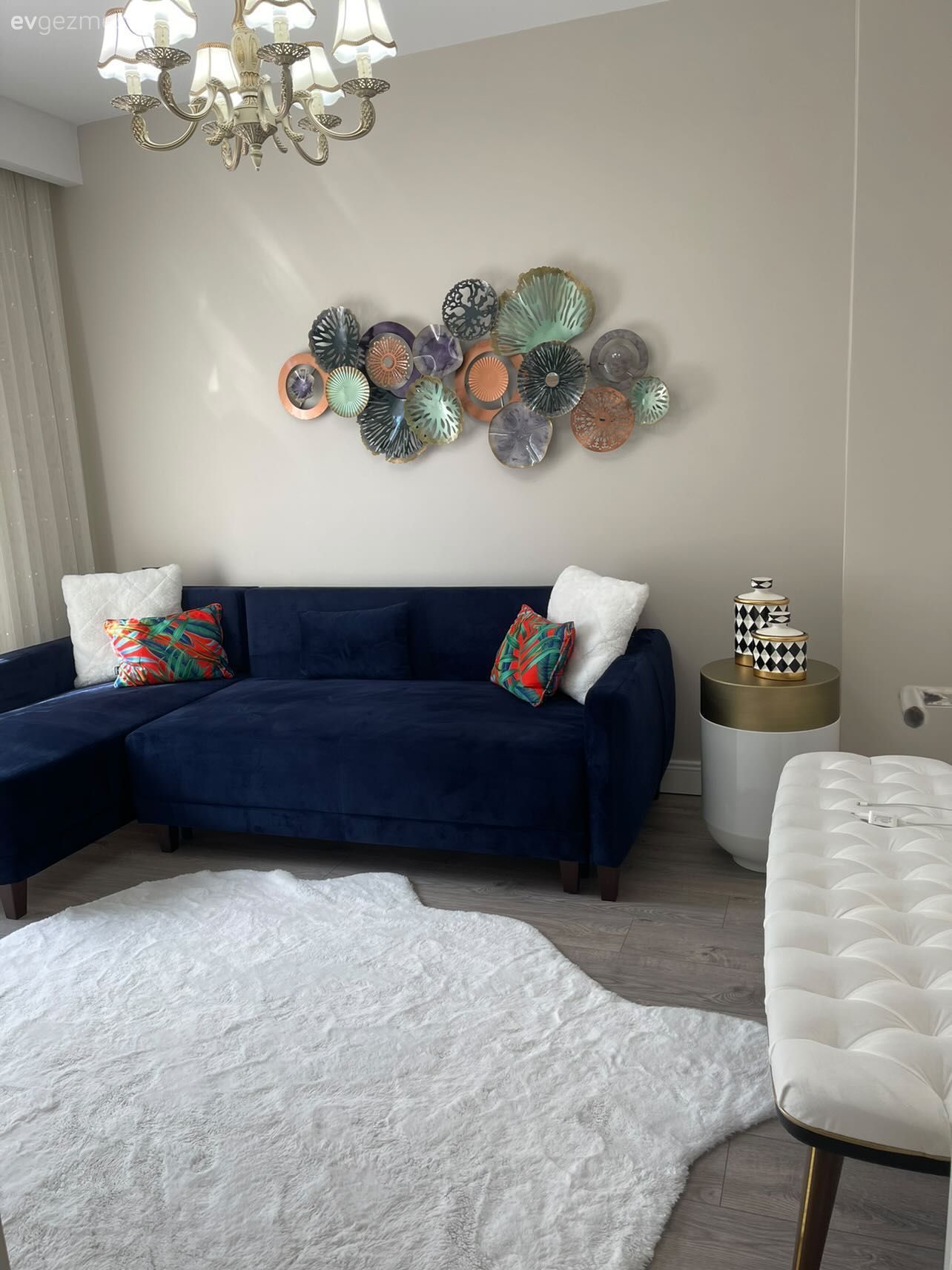Oturma Odası, Modern, Mavi, Beyaz, Lacivert, Köşe koltuk, Koltuk takımı, Duvar panosu, Duvar dekorasyonu, Avize, Aydınlatma, Post halı, Halı, Yan sehpa, Sehpa, Kırlent, Ev tekstili