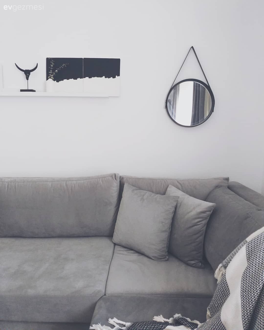 Salon, Modern, Gri, Köşe koltuk, Koltuk takımı, Duvar rafı, Duvar dekorasyonu, Tablo, Kırlent, Ev tekstili, Beyaz, Çizgili desen, Desenler, Yuvarlak ayna, Dekoratif ayna