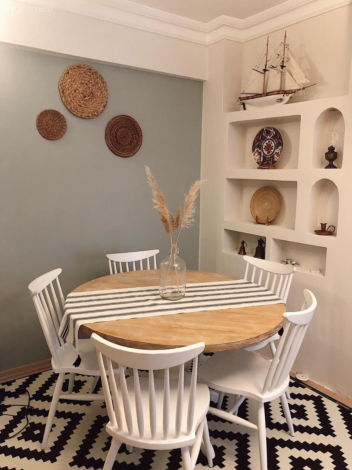 Yemek Odası, İskandinav, Beyaz, Siyah, Duvar Nişleri, Vazo, Ev Aksesuar, Pampas otu, Yemek masası, Sandalye, Gri duvar, Dekoratif Objeler, Geometrik desen, Desenler, Halı