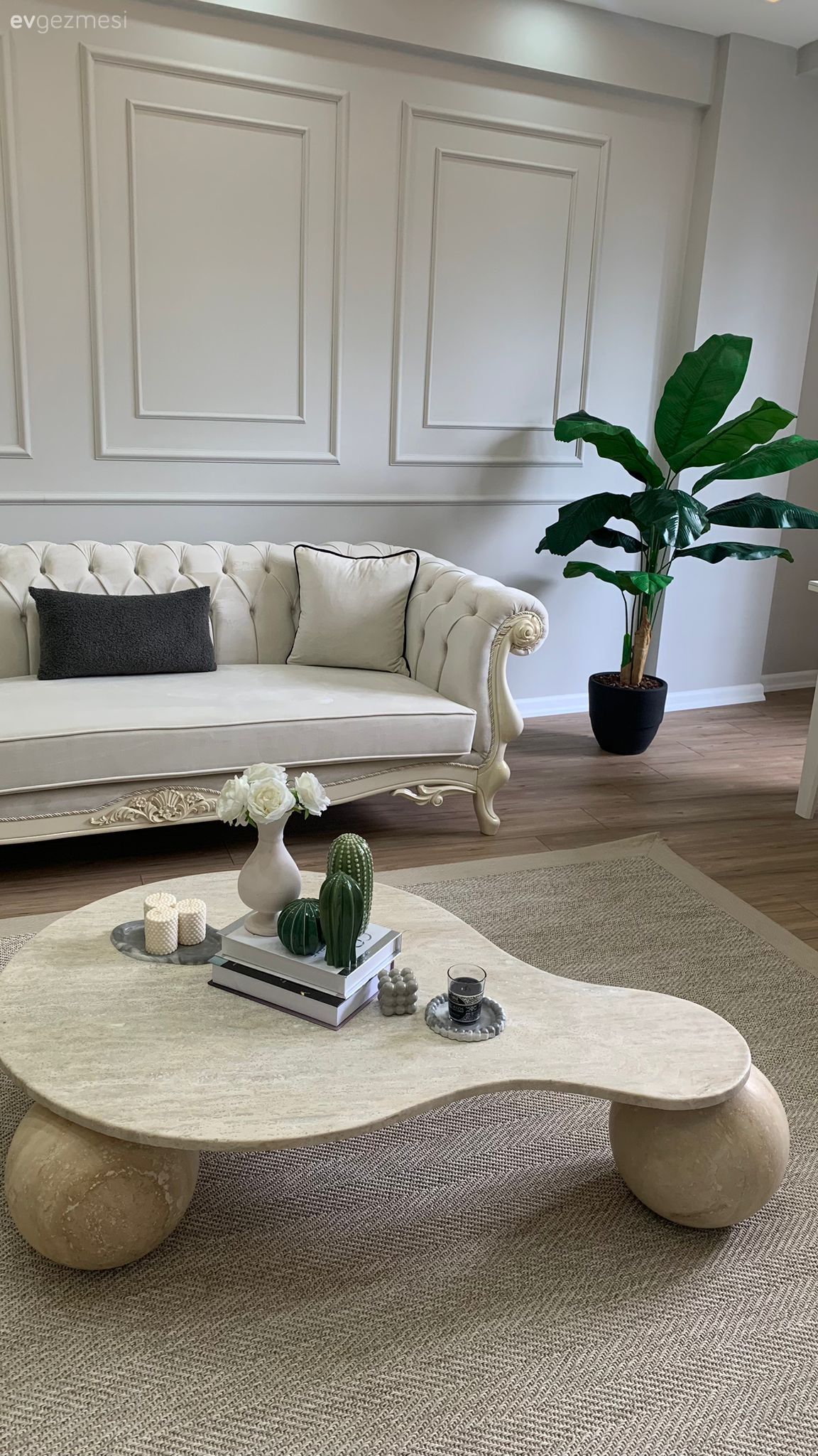 Salon, Modern, Country, Beyaz, Bej, Krem, Koltuk takımı, Duvar çıtalama, Ev bitkisi, Saksı, Orta sehpa, Sehpa, Halı, Salon halısı, Jüt halı, Kapitoneli koltuk