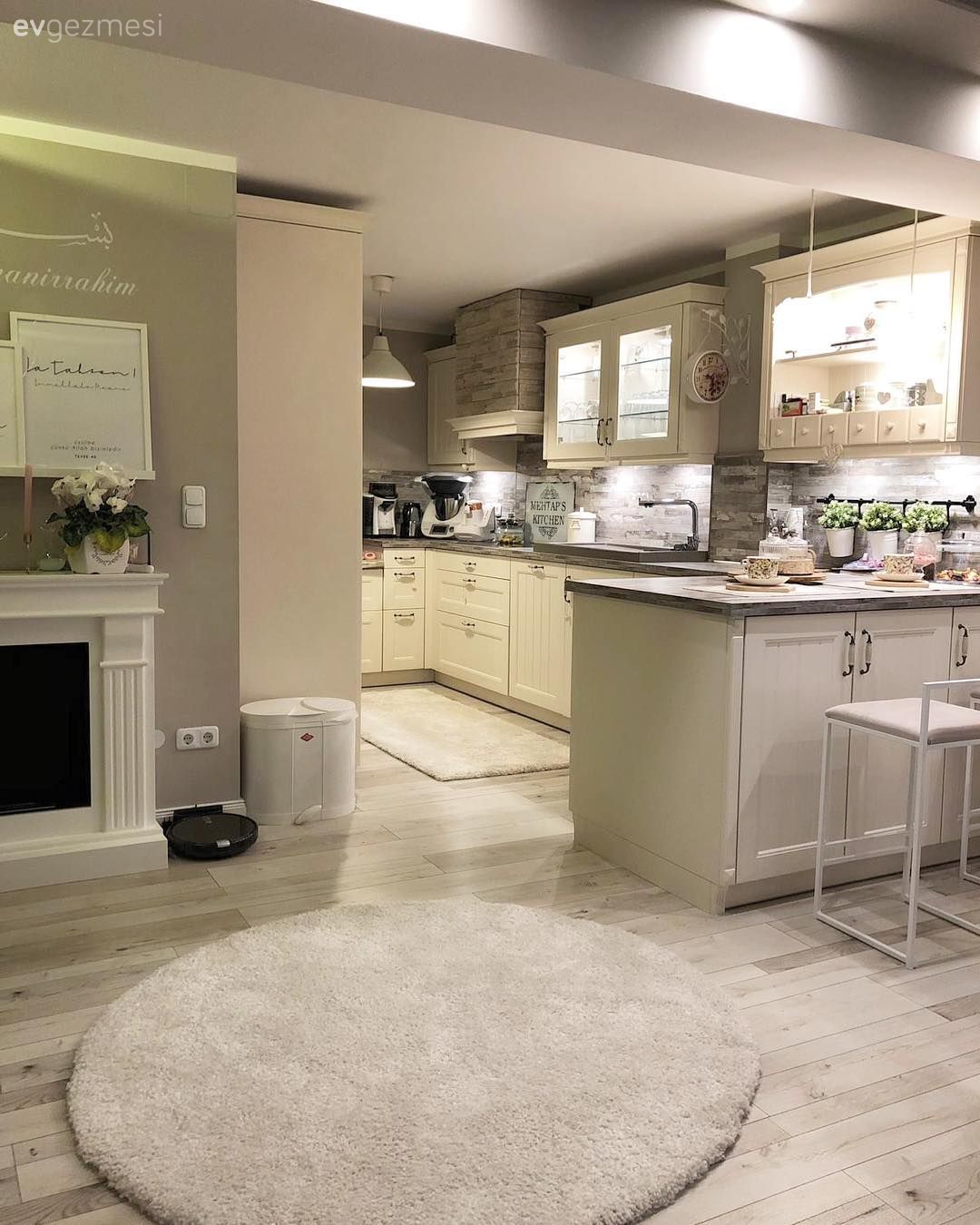 Açık konsept yaşam alanı, Amerikan Mutfak, Mutfak, Beyaz, Bej, Yuvarlak halı, Halı, Şömine, Bar masa & sandalyeleri, Mutfak yarım adası, Mutfak tezgahı, Mutfak tezgah arası, Tezgah arası doğal taş, Mutfak Avize Modelleri, Mutfak aksesuarları, Parke