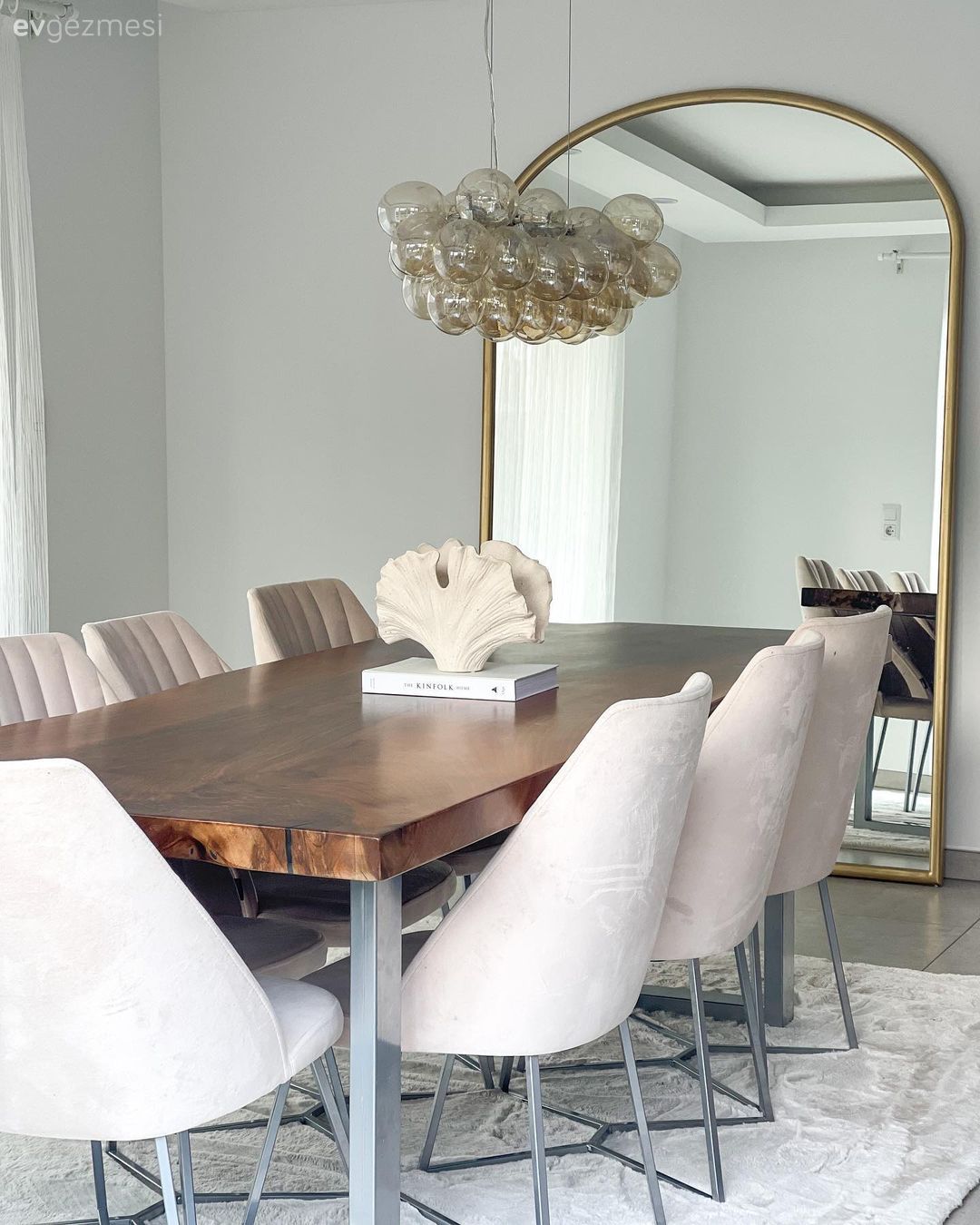 Yemek Odası, Modern, Art deko, Sandalye, Yemek masası, Ahşap masa, Halı, Boy aynası, Ayna, Avize, Aydınlatma, Yemek odası avizesi, Pudra pembe