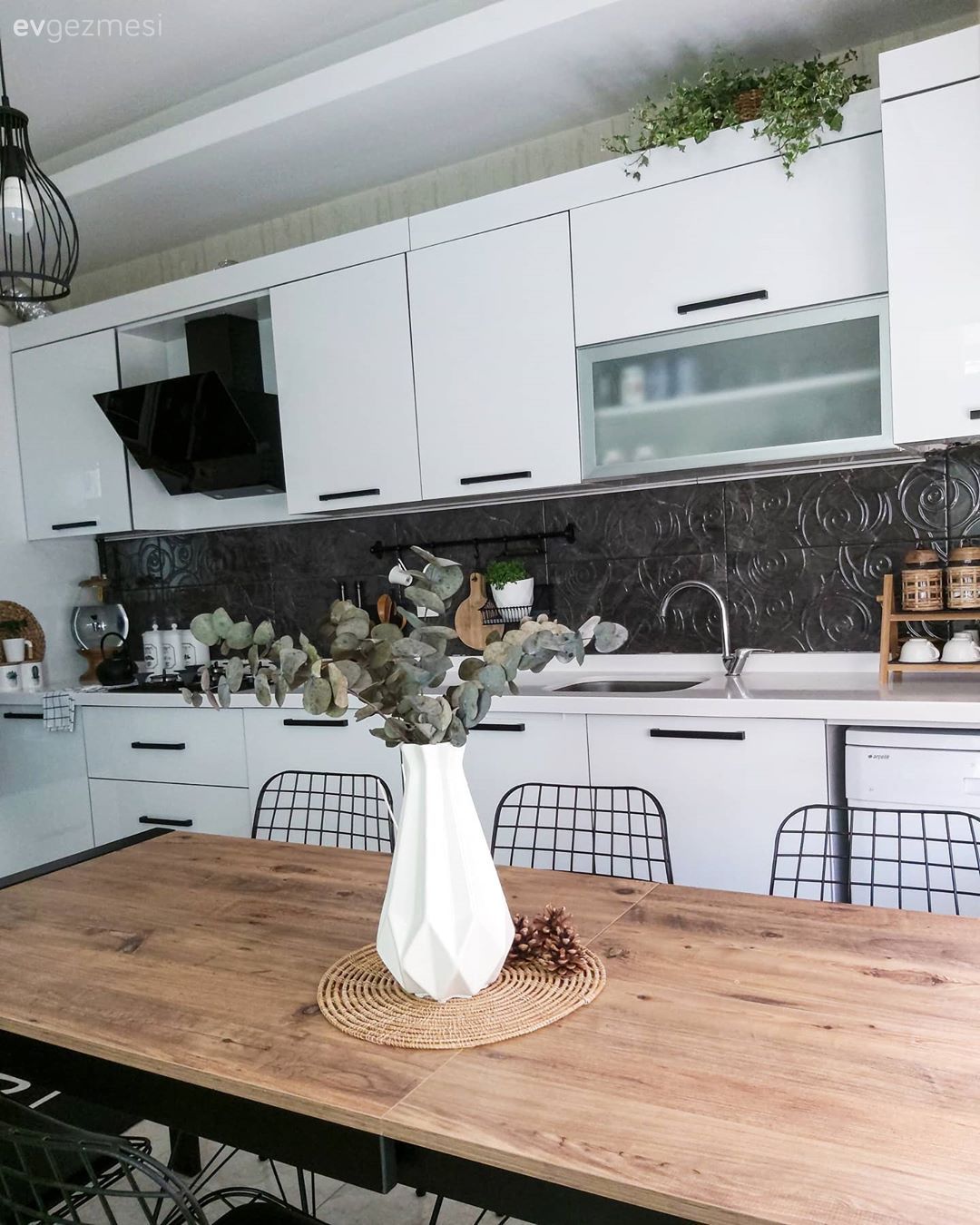 Mutfak, Beyaz, Siyah, Ahşap Mobilya, Mutfak tezgahı, Mutfak tezgah arası, Tezgah arası seramik, Karatahta boyası, Mobilya boyama, Ankastre, Davlumbaz, Mutfak masası, Metal sandalye, Sandalye, Mutfak aksesuarları