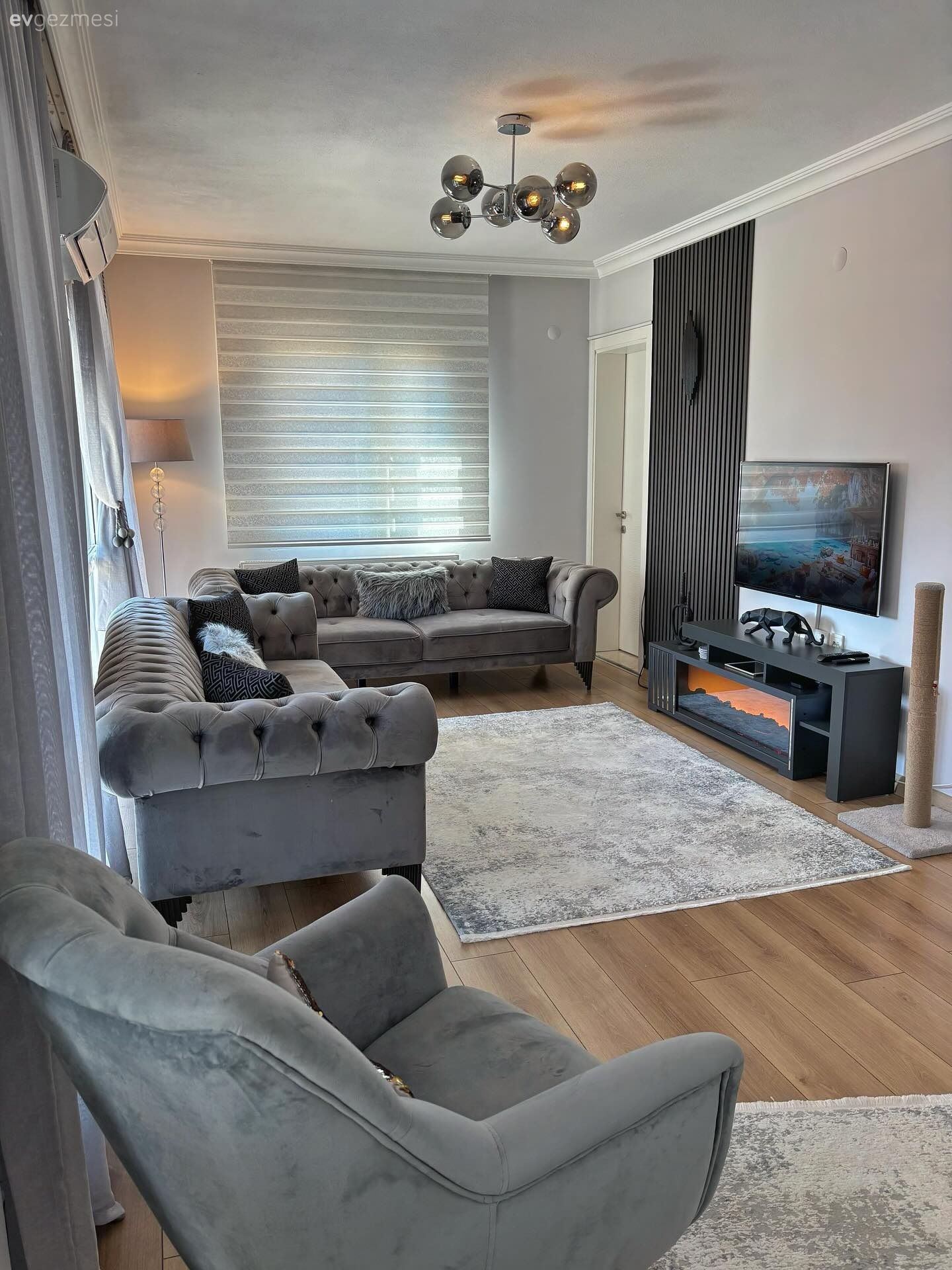 Salon, Modern, Gri, Bej, Beyaz, Koltuk takımı, Berjer, Zebra Perde, Perde, Fon perde, Şömine, Avize, Aydınlatma, Salon avizesi, Halı, Salon halısı, Parke, Siyah