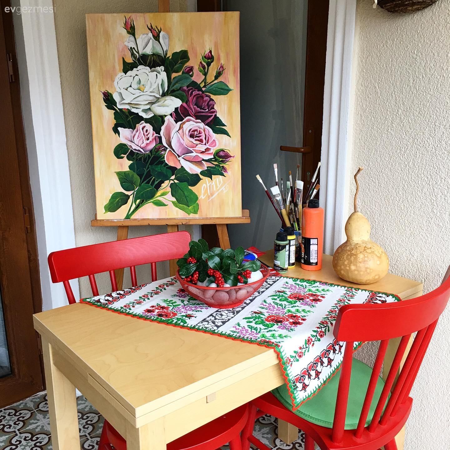 Balkon, Kırmızı, Yeşil, Ahşap Mobilya, Balkon masası, Sandalye, Balkon zemini, Tablo, Duvar dekorasyonu, Masa örtüsü, Ev tekstili