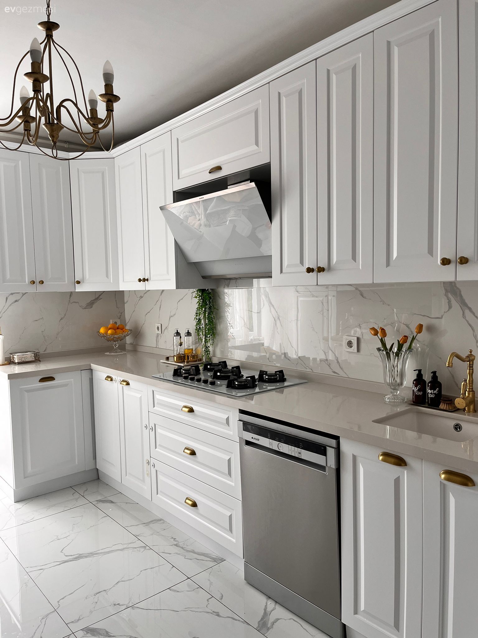 Mutfak, Beyaz, Country, Country mutfak, Shaker kapaklı dolaplar, Mutfak tezgahı, Mutfak tezgah arası, Mutfak Avize Modelleri, Mutfak zemin seramikleri, Ankastre