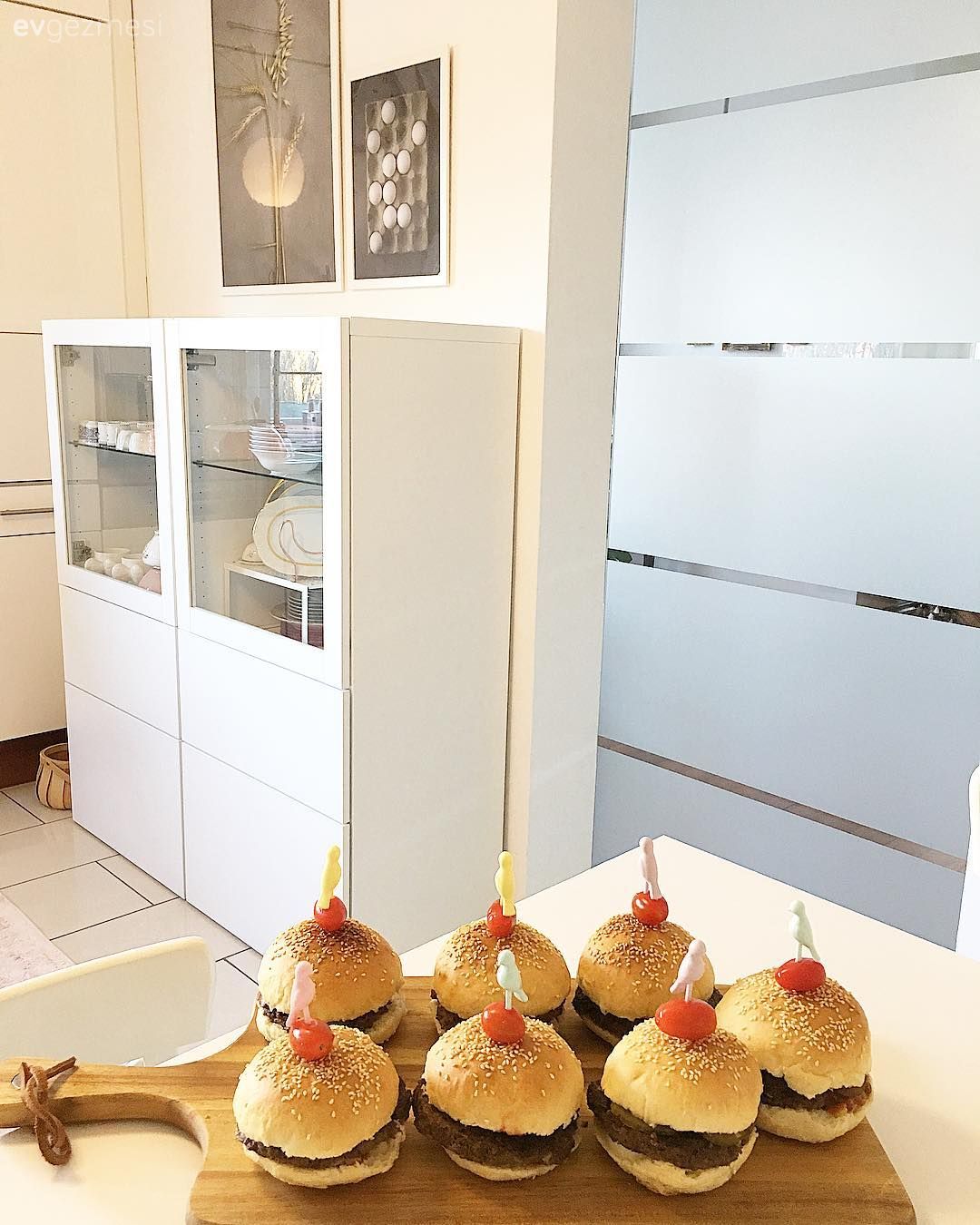 Mutfak, Beyaz mutfak, Tablo, Duvar dekorasyonu, Cam kapı, Kapı , Ekstra mutfak dolabı, Mutfak duvar dekorasyonu