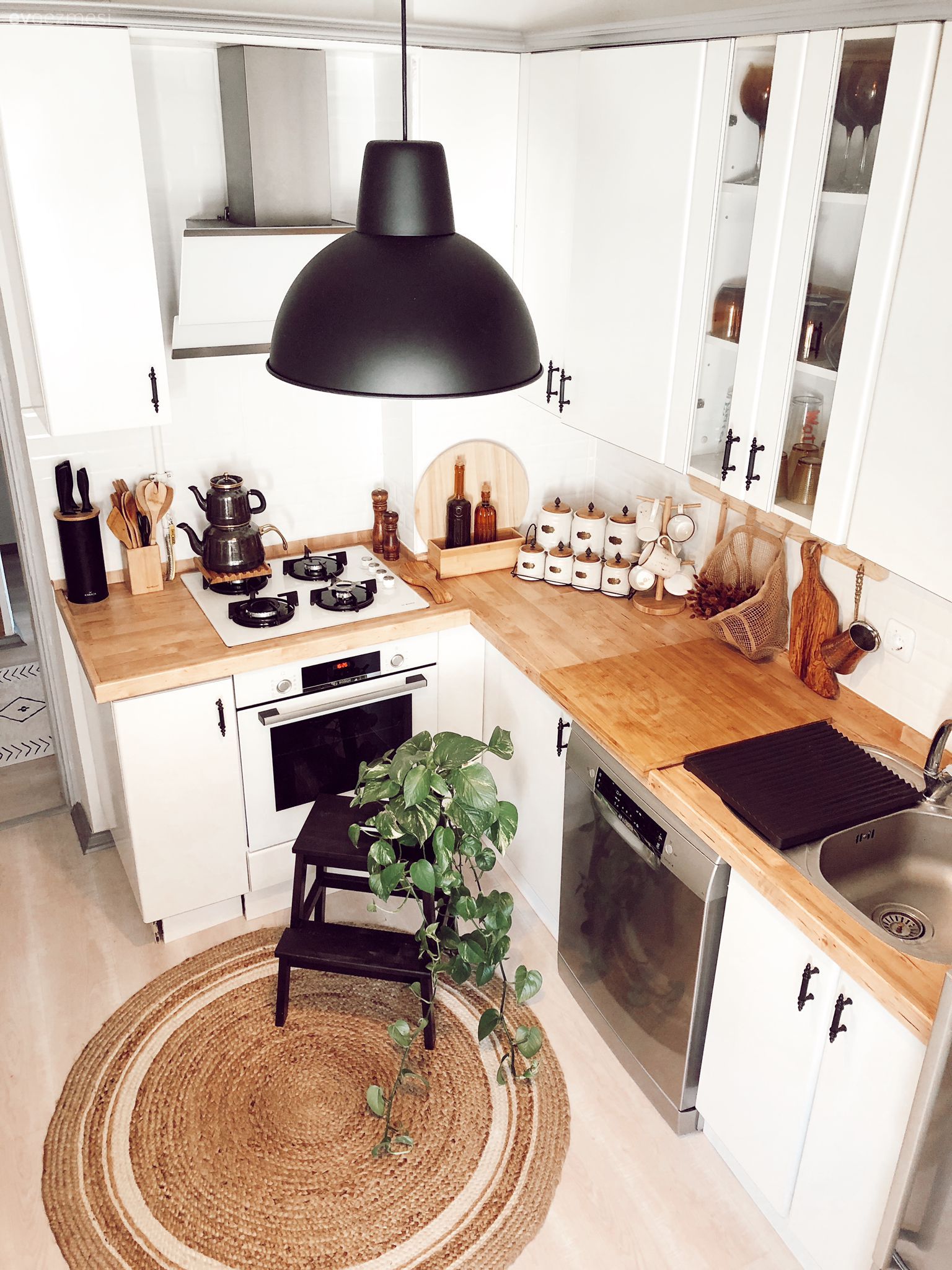 Mutfak, Mutfak tadilat, Tadilat, Ahşap mutfak, Beyaz, Dolap, Tezgah arası seramik, Mutfak tezgah arası, Mutfak aksesuarları, Cam Ankastre, Ankastre, Avize, Aydınlatma, Ahşap mutfak tezgahı, Mutfak tezgahı, Tezgah üstü lavabo, Banyo lavabosu, Mutfak masası, Sandalye, Duvar saati, Duvar dekorasyonu, Jüt halı, Halı, Laminant parke, Parke, Ev bitkisi