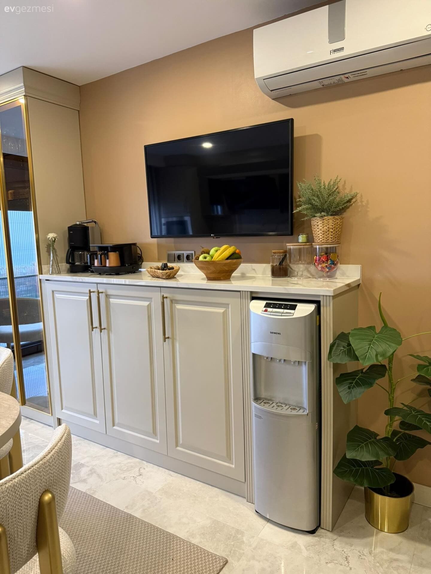 Kahve köşesi, Ekstra mutfak dolabı, Mutfak, Turuncu duvar rengi, Gri, Shaker kapaklı dolaplar, Bej, Mutfak televizyonu