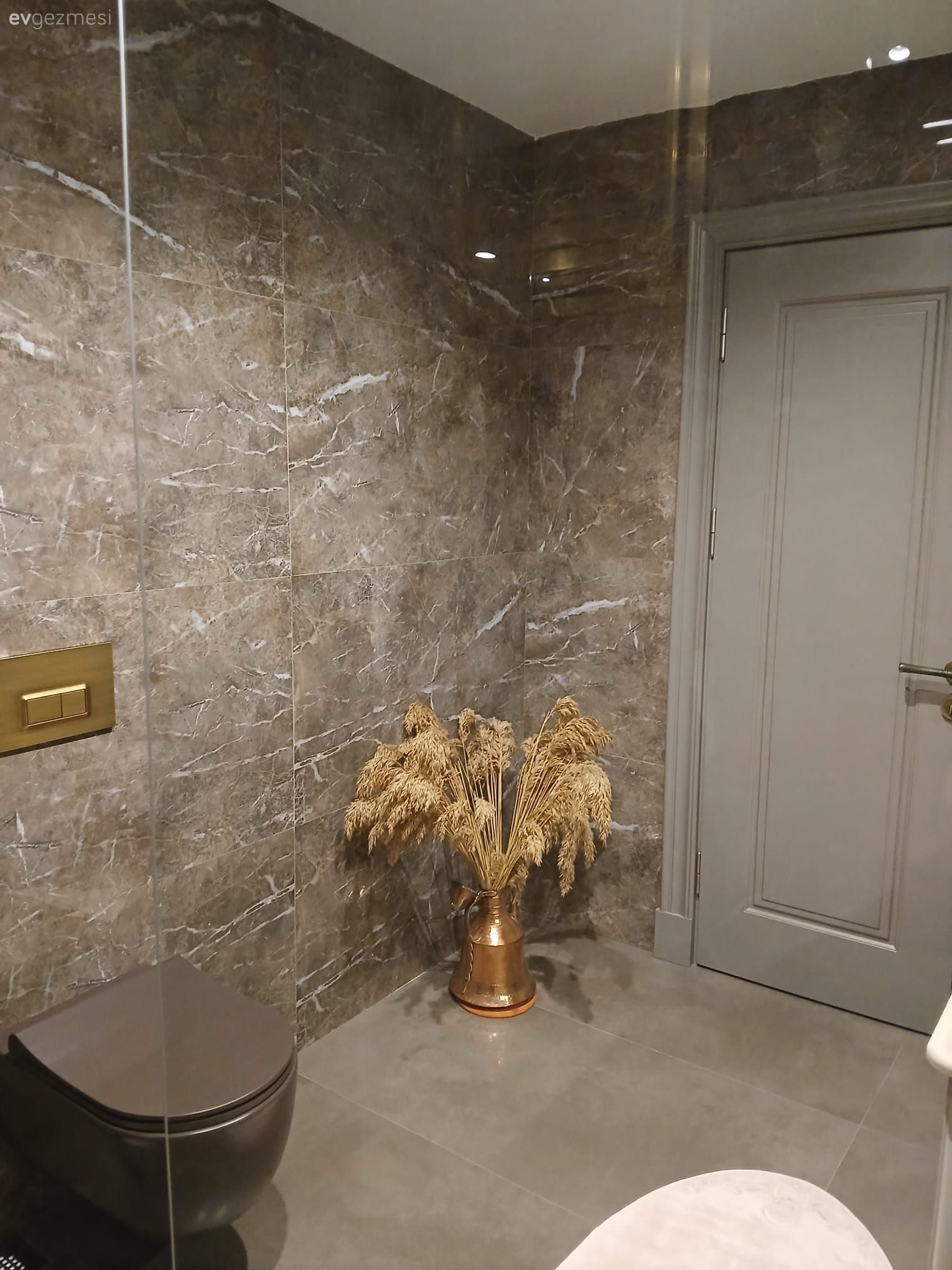 Ordu'daki Bu Evde Kırmızının Cazibesi Açık Mutfağa Yansımış