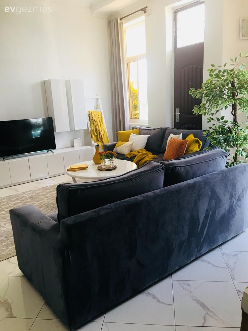 Rustik, Gri, Sarı, Beyaz, Turuncu, Koltuk takımı, Gri koltuk, Halı, Salon halısı, Kırlent, Ev tekstili, Orta sehpa, Sehpa, Sehpa üstü aksesuarı, Ev Aksesuar, Vizon, Tv ünitesi, Tv ünitesi aksesuarları, Ev bitkisi, Oturma Odası