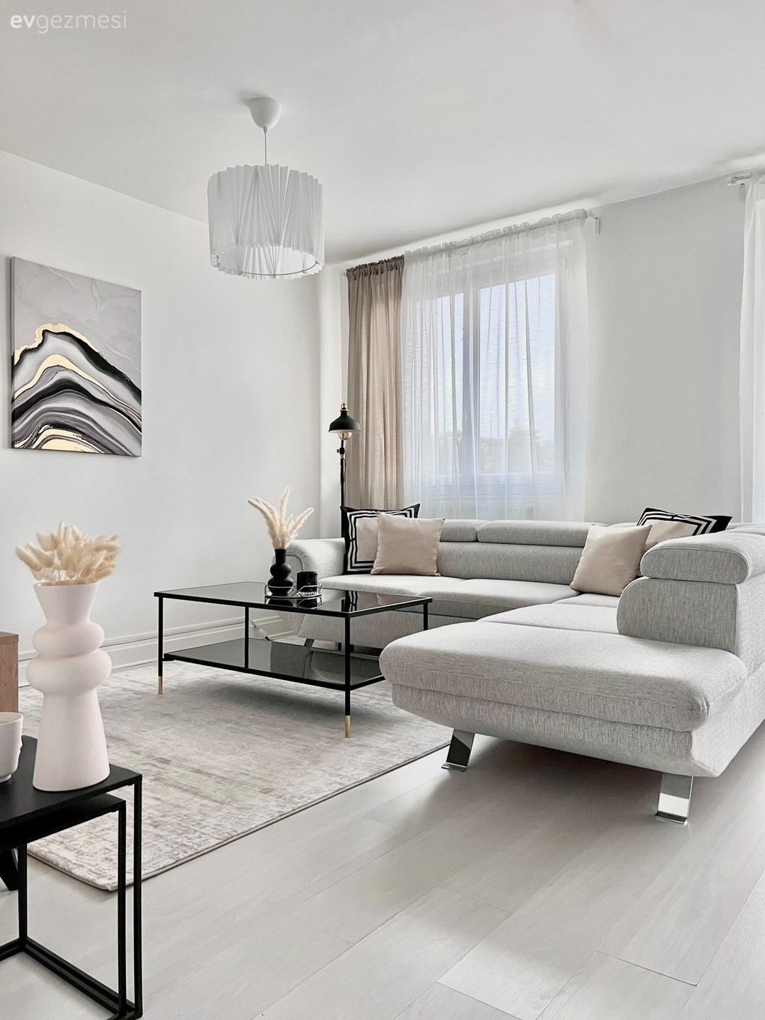 Salon, İskandinav, Bej, Beyaz, Siyah, Köşe koltuk, Koltuk takımı, Fon perde, Perde, Tül perde, Orta sehpa, Sehpa, Halı, Salon halısı, Tablo, Duvar dekorasyonu, Avize, Aydınlatma, Salon avizesi, Kırlent, Ev tekstili, Vazo, Ev Aksesuar