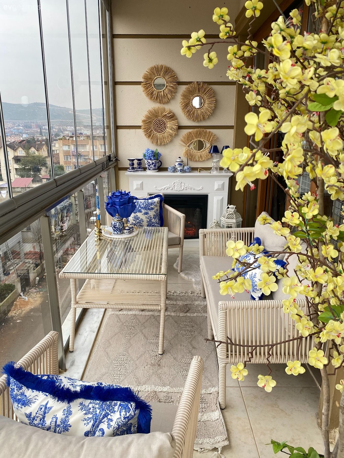 Blue Blanc Desenle Güzelleşen Bu Balkonun Keyfine Diyecek Yok