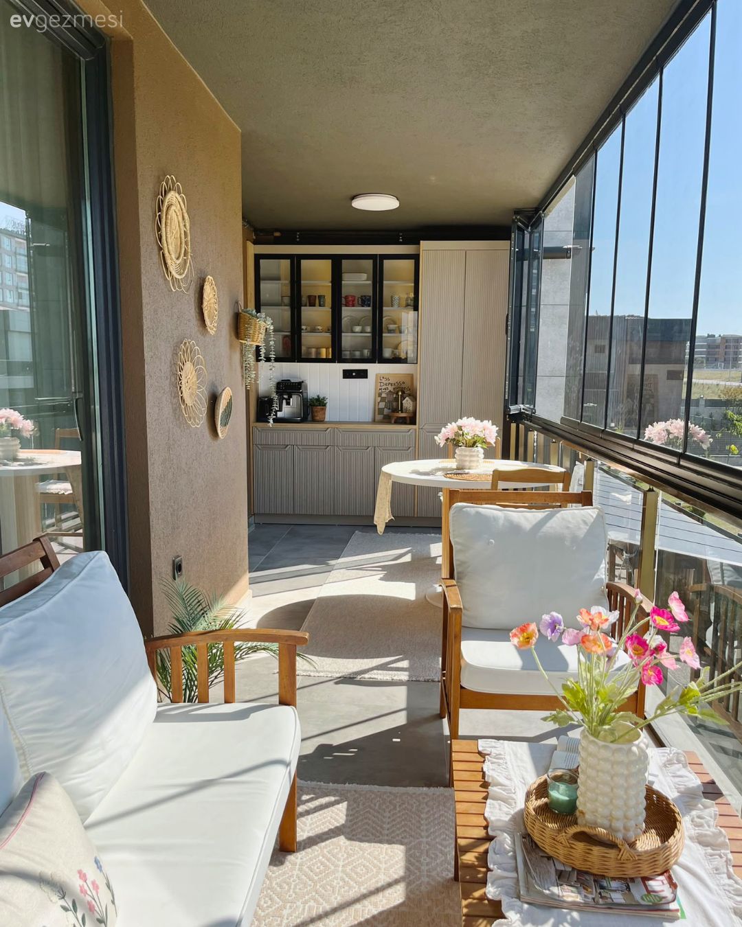 Balkon, Modern, Bej, Beyaz, Balkon oturma grubu, Ahşap Mobilya, Balkon masası, Balkon dolabı, Kapalı balkon, Dekoratif Objeler, Balkon duvar dekorasyonu, Kahve köşesi