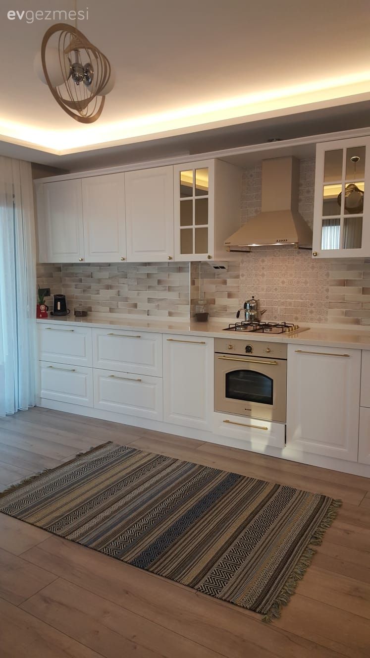 Mutfak, Rustik mutfak, Beyaz, Vizon, Shaker kapaklı dolaplar, Mutfak tezgahı, Mutfak tezgah arası, Rustik ankastre, Ankastre, Mutfak Avize Modelleri, Led aydınlatma, Aydınlatma, Tezgah arası seramik, Mutfak halısı, Davlumbaz