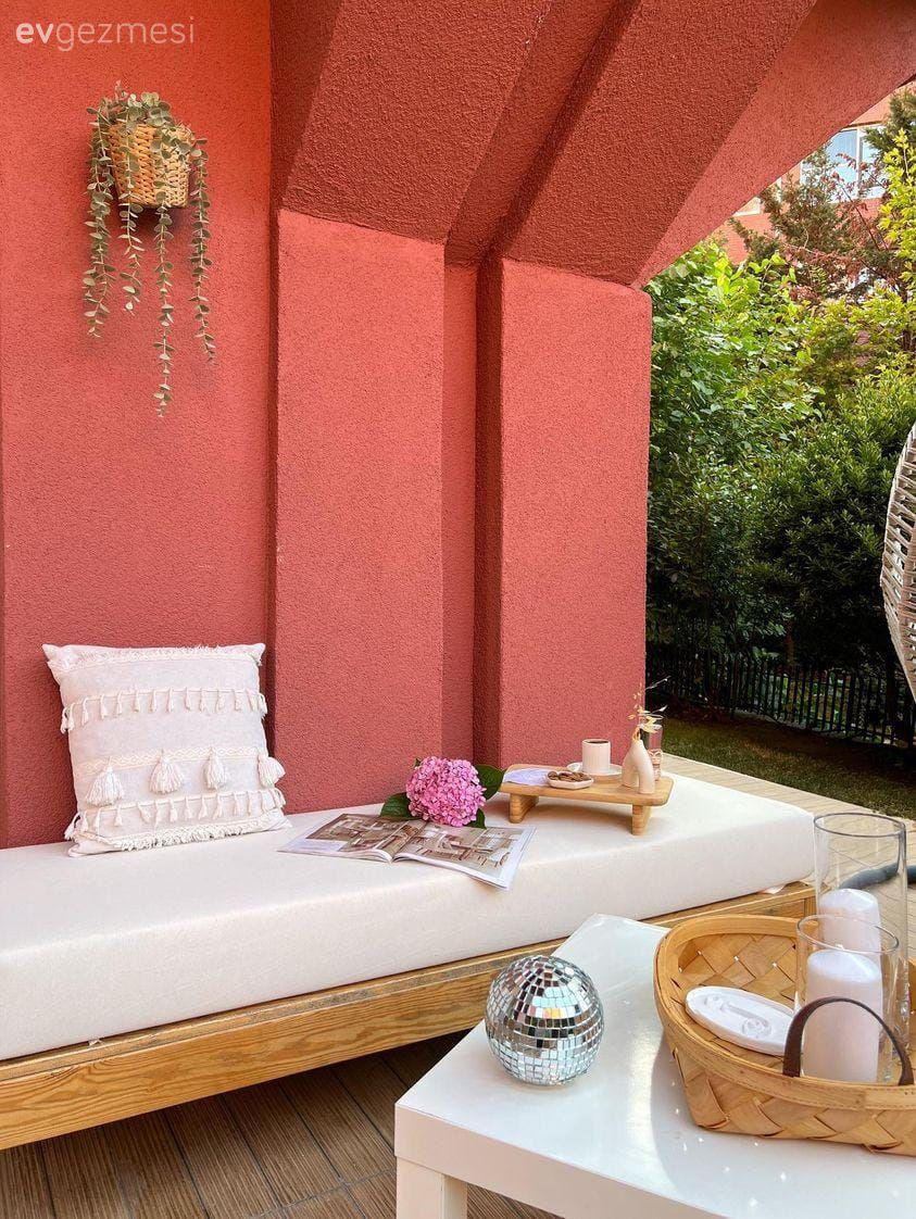 Pembe Duvarlı Bu Bahçe Masalsı Bir Atmosfer Sunmuş!