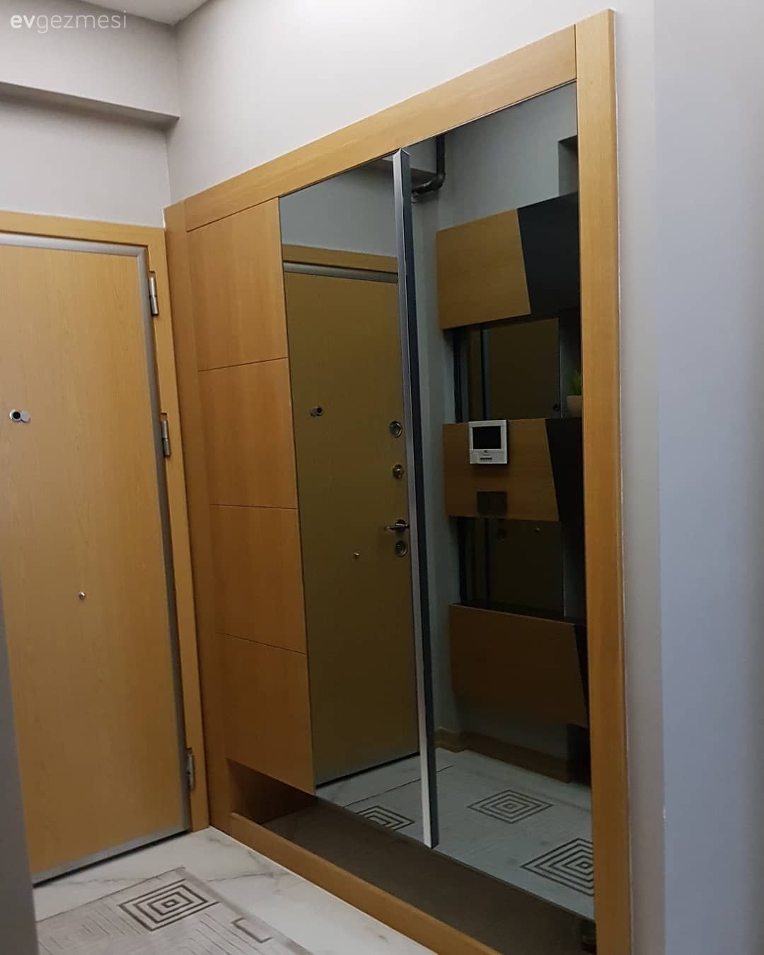 İddialı Renkler ve Mimari Detaylar Bu Dekora Çok Yakışmış!