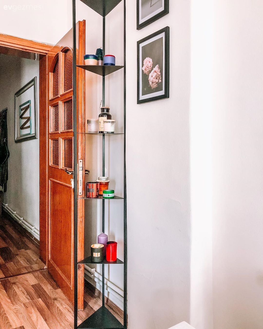 Duvar rafı, Duvar dekorasyonu, Dekoratif Objeler, Tablo, Kırmızı, Siyah, Kapı 