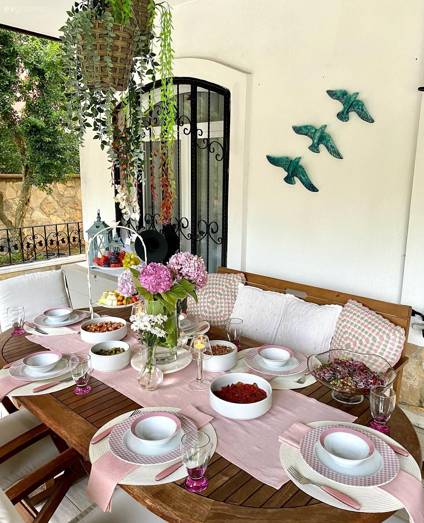 Bu Bahçeye Bakınca Keyifli Sohbet Ortamı Kendiliğinden Geliyor!