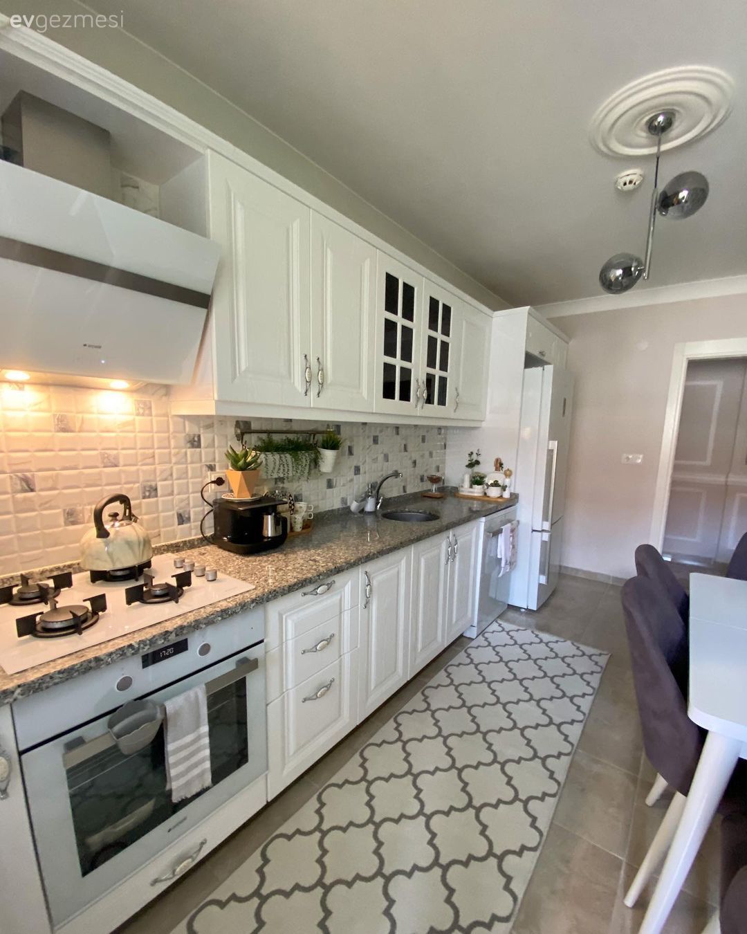 Mutfak, Beyaz mutfak, Yeşil, Gri, Shaker kapaklı dolaplar, Mutfak masası, Sandalye, Mutfak duvar dekorasyonu