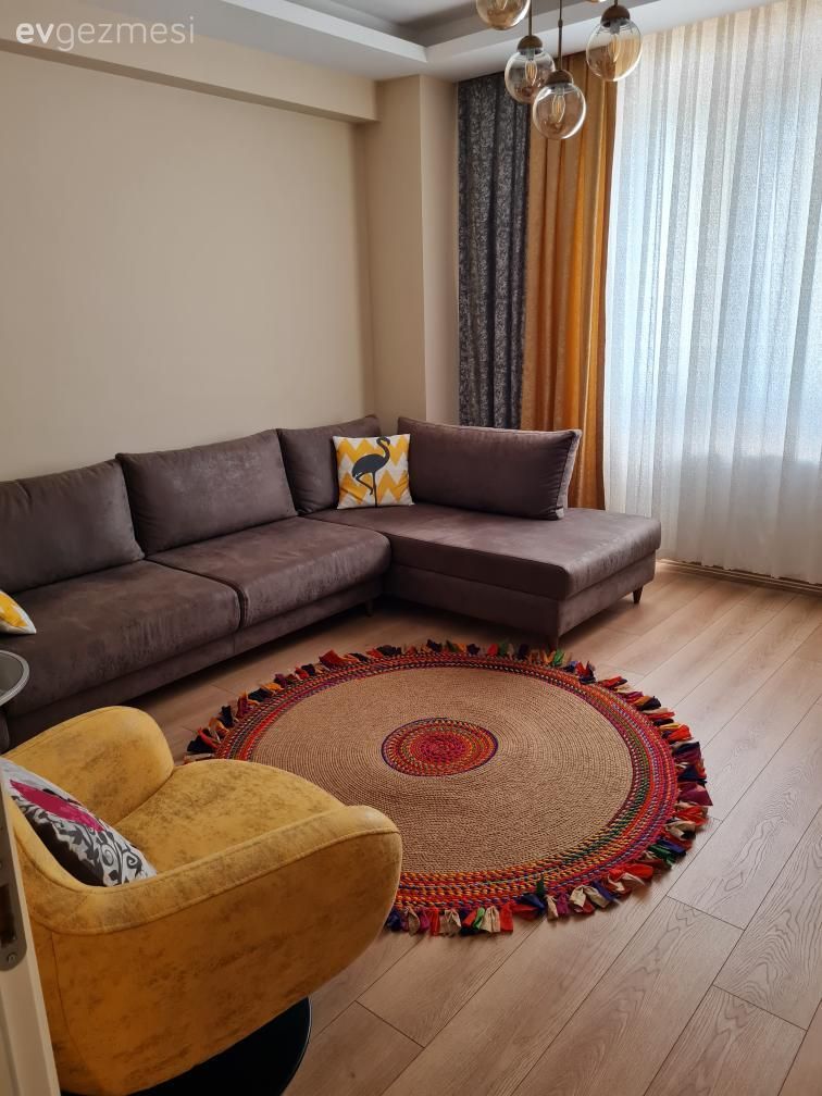 Oturma Odası, Gri, Sarı, Turuncu, Hardal, Fon perde, Perde, Tül perde, Köşe koltuk, Koltuk takımı, Orta sehpa, Sehpa, Berjer, Avize, Aydınlatma, Salon avizesi