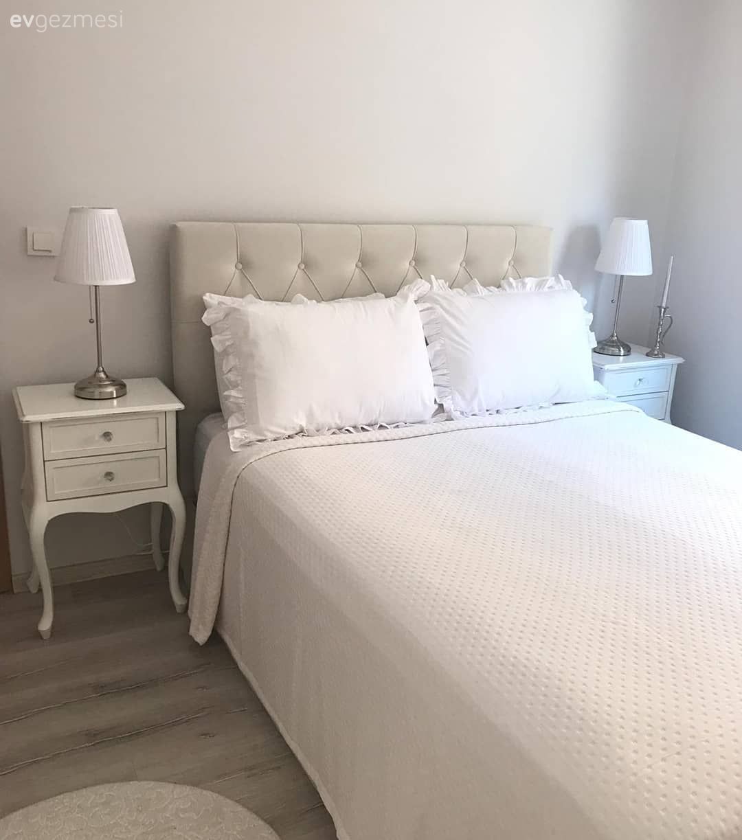 Yatak Odası, Yatak başlığı, Beyaz, Komodin, Abajur, Aydınlatma, Yatak örtüsü